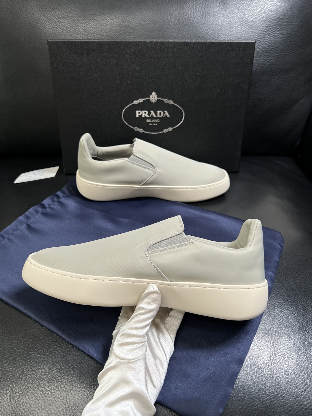 Prada  高品质  顶级工艺品，普拉达 专柜同步，原厂配置意大利进口牛皮拼布面料，进口牛皮内里垫，透