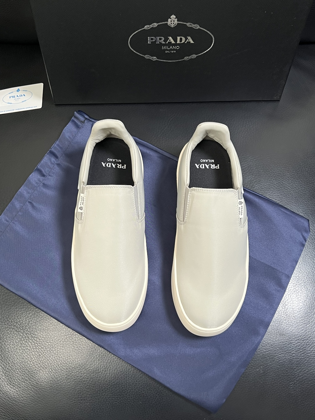 Prada  高品质  顶级工艺品，普拉达 专柜同步，原厂配置意大利进口牛皮拼布面料，进口牛皮内里垫，透