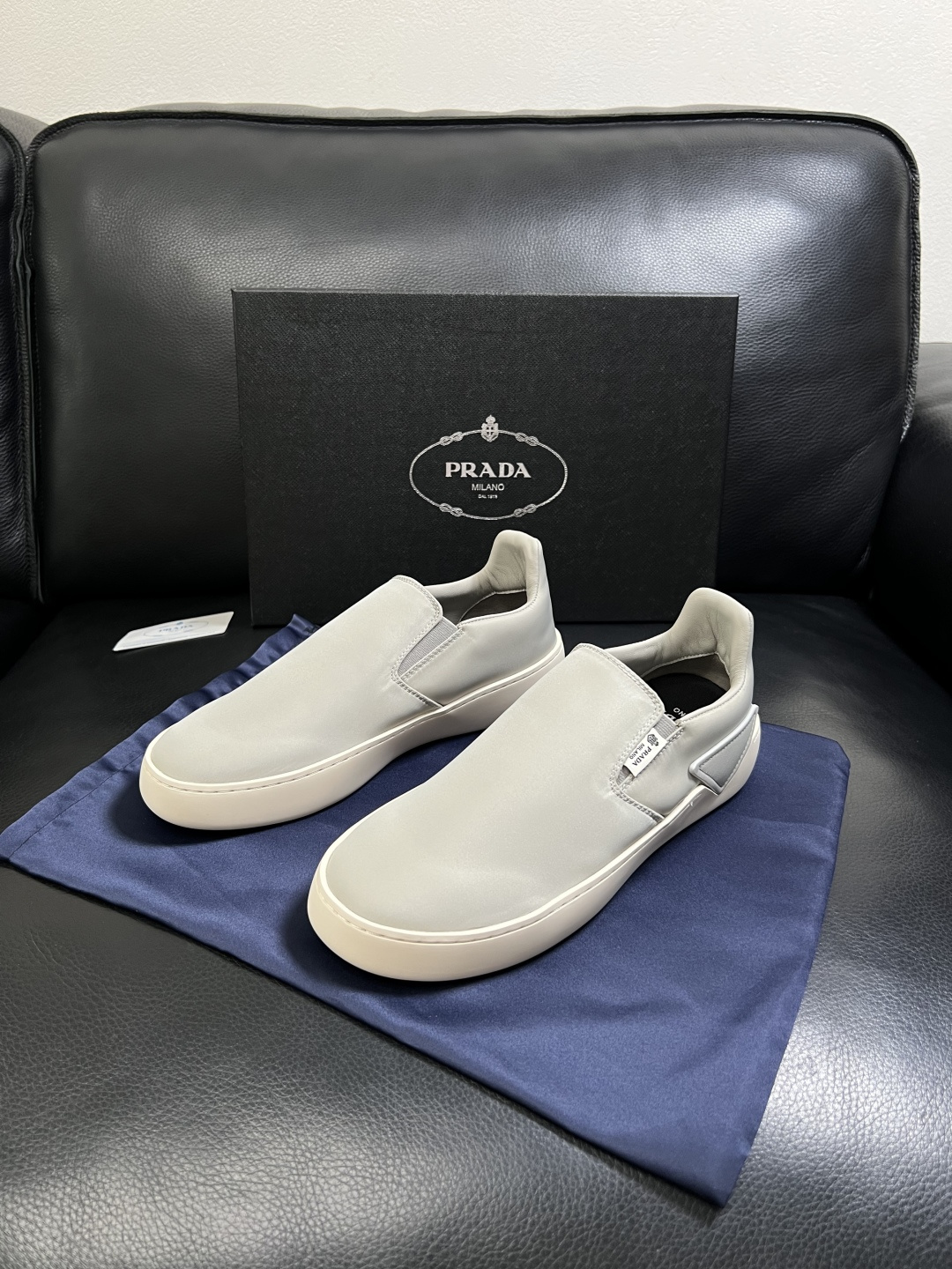 Prada  高品质  顶级工艺品，普拉达 专柜同步，原厂配置意大利进口牛皮拼布面料，进口牛皮内里垫，透