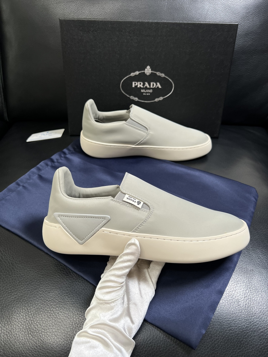 Prada  高品质  顶级工艺品，普拉达 专柜同步，原厂配置意大利进口牛皮拼布面料，进口牛皮内里垫，透