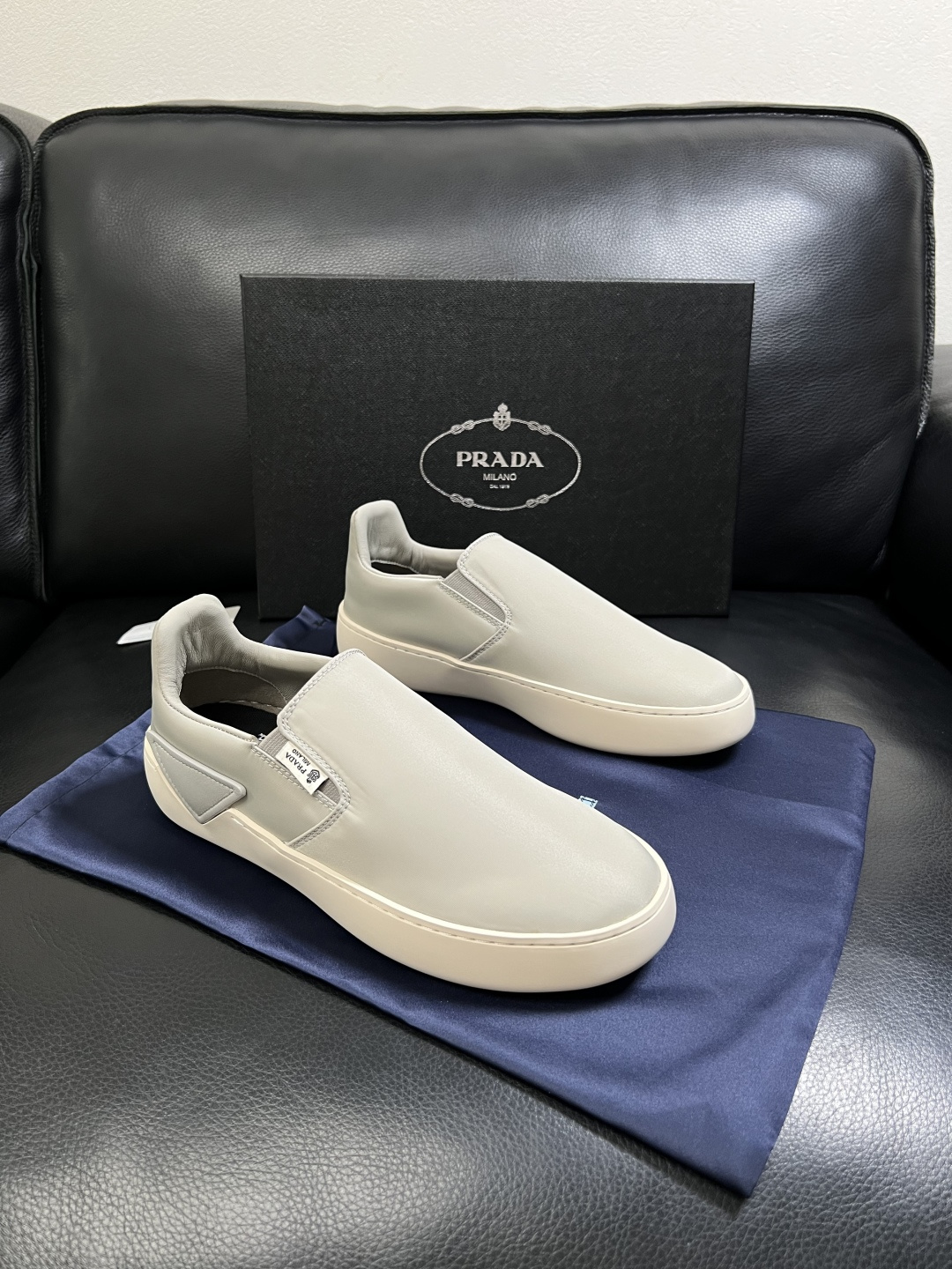 Prada  高品质  顶级工艺品，普拉达 专柜同步，原厂配置意大利进口牛皮拼布面料，进口牛皮内里垫，透