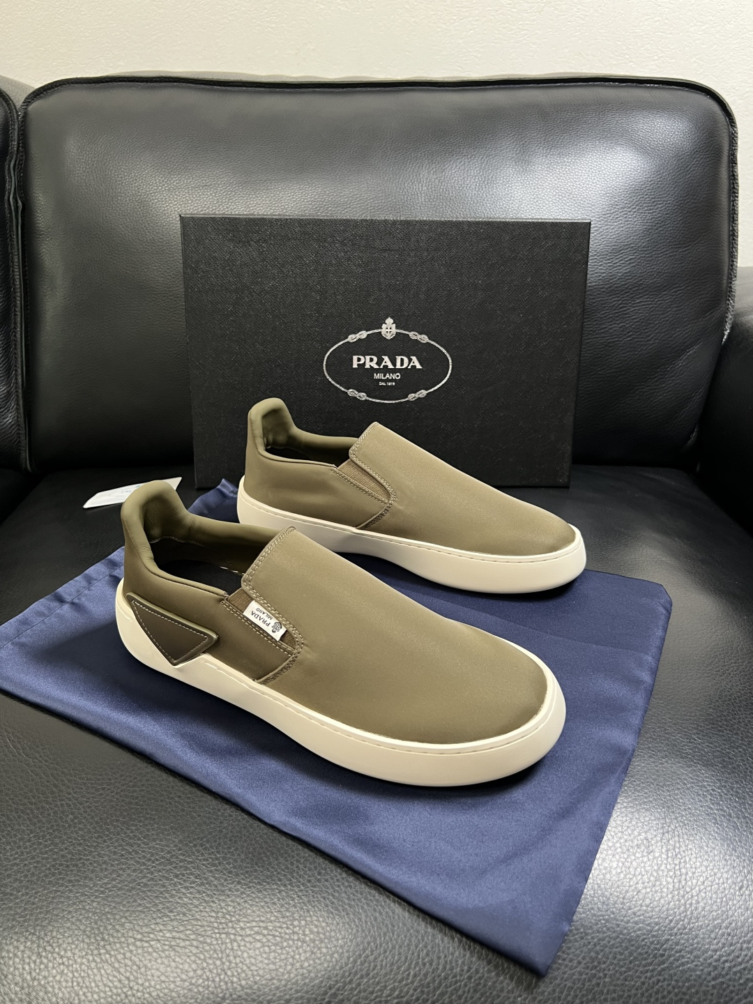 Prada  高品质  顶级工艺品，普拉达 专柜同步，原厂配置意大利进口牛皮拼布面料，进口牛皮内里垫，透
