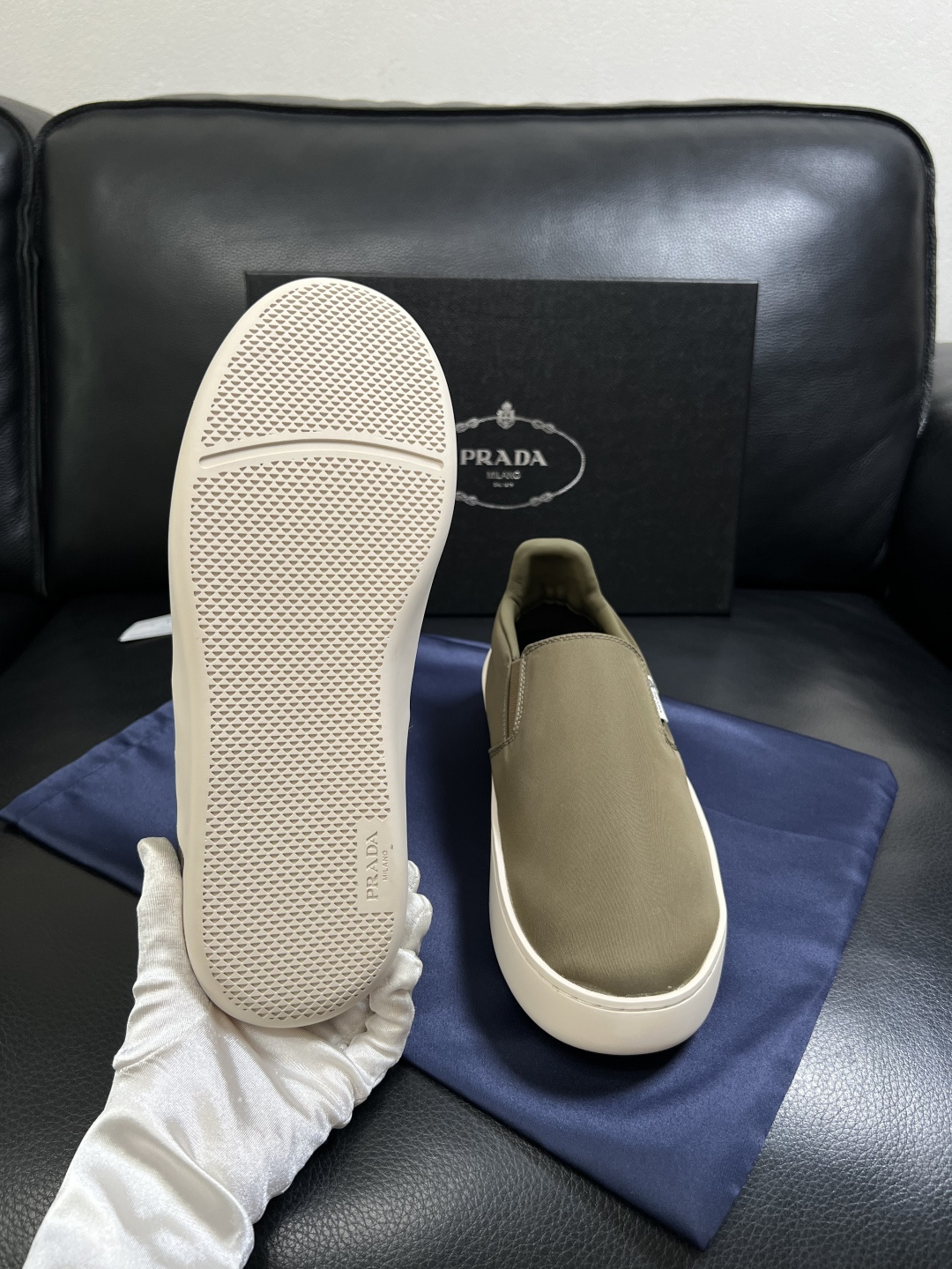 Prada  高品质  顶级工艺品，普拉达 专柜同步，原厂配置意大利进口牛皮拼布面料，进口牛皮内里垫，透
