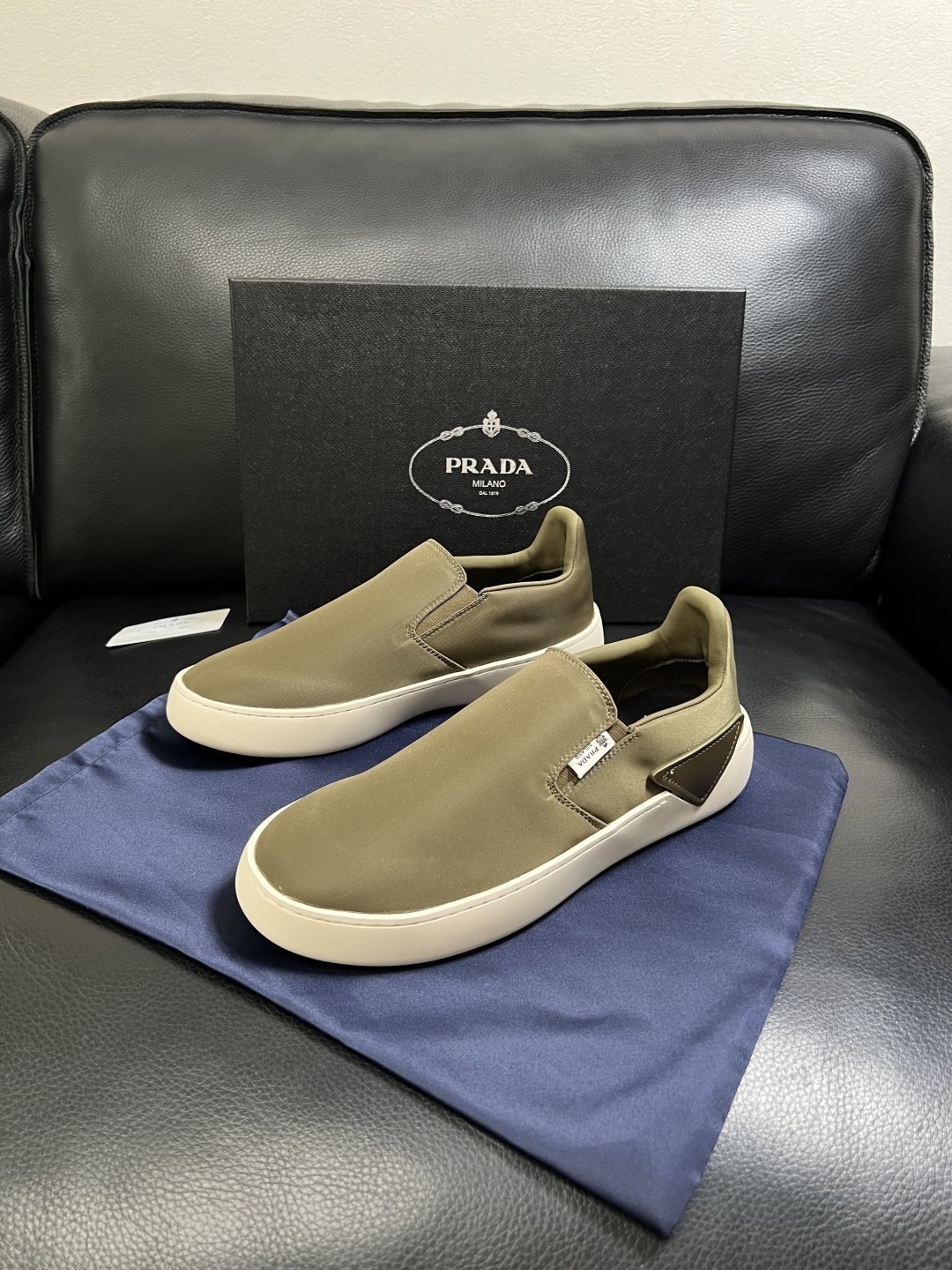 Prada  高品质  顶级工艺品，普拉达 专柜同步，原厂配置意大利进口牛皮拼布面料，进口牛皮内里垫，透