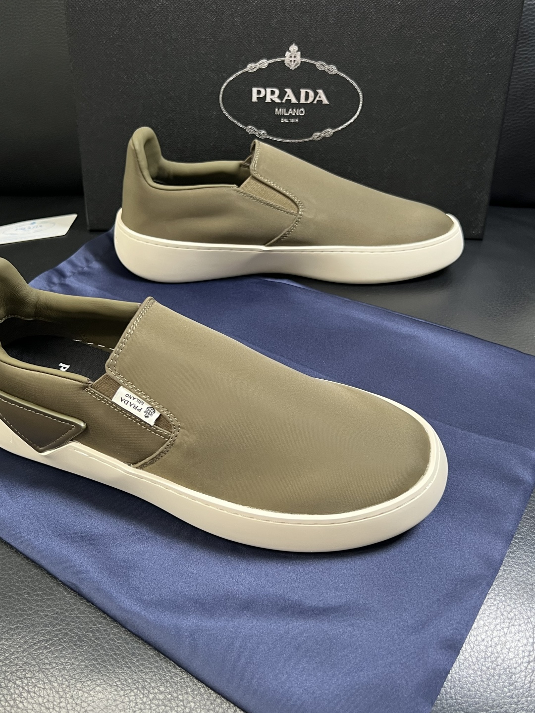 Prada  高品质  顶级工艺品，普拉达 专柜同步，原厂配置意大利进口牛皮拼布面料，进口牛皮内里垫，透