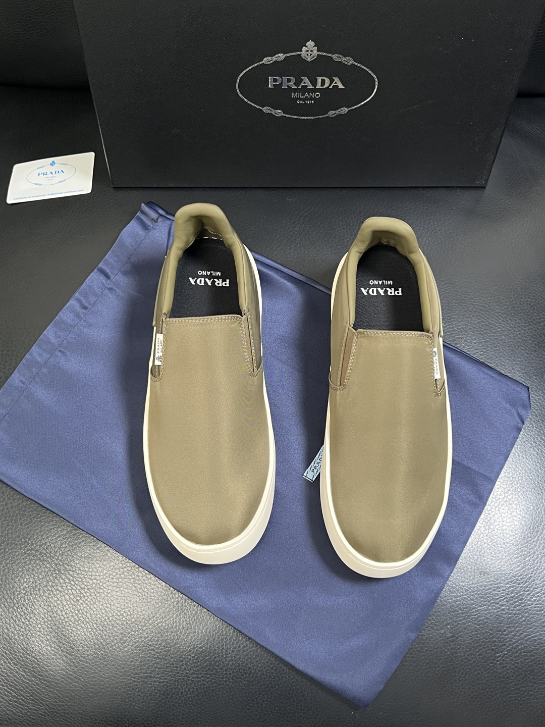 Prada  高品质  顶级工艺品，普拉达 专柜同步，原厂配置意大利进口牛皮拼布面料，进口牛皮内里垫，透
