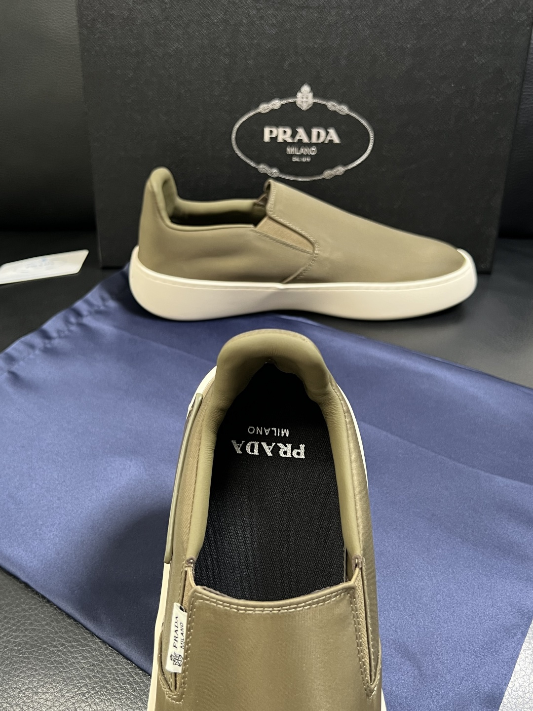 Prada  高品质  顶级工艺品，普拉达 专柜同步，原厂配置意大利进口牛皮拼布面料，进口牛皮内里垫，透