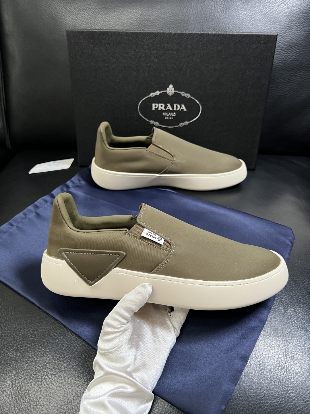 Prada  高品质  顶级工艺品，普拉达 专柜同步，原厂配置意大利进口牛皮拼布面料，进口牛皮内里垫，透