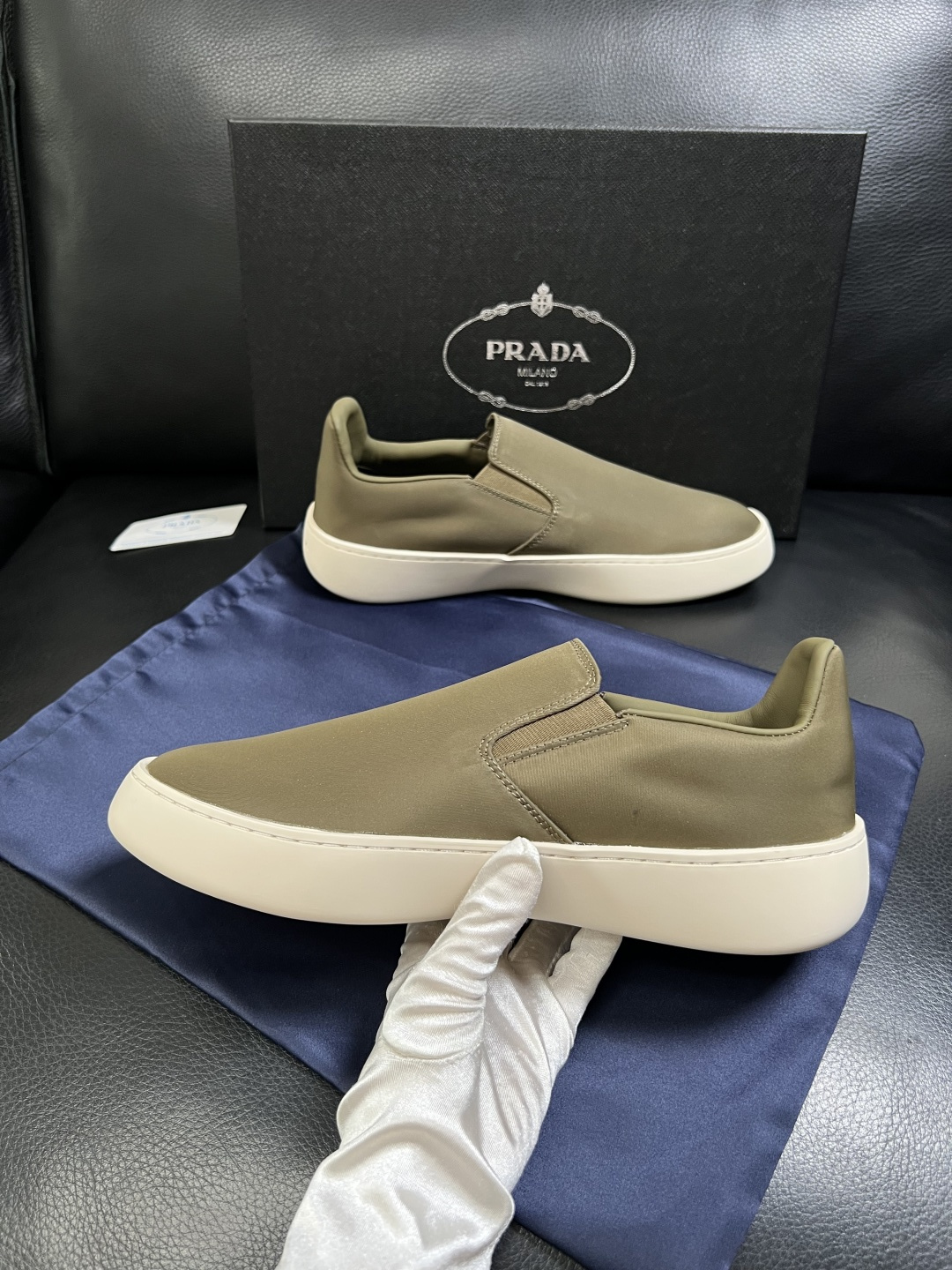 Prada  高品质  顶级工艺品，普拉达 专柜同步，原厂配置意大利进口牛皮拼布面料，进口牛皮内里垫，透