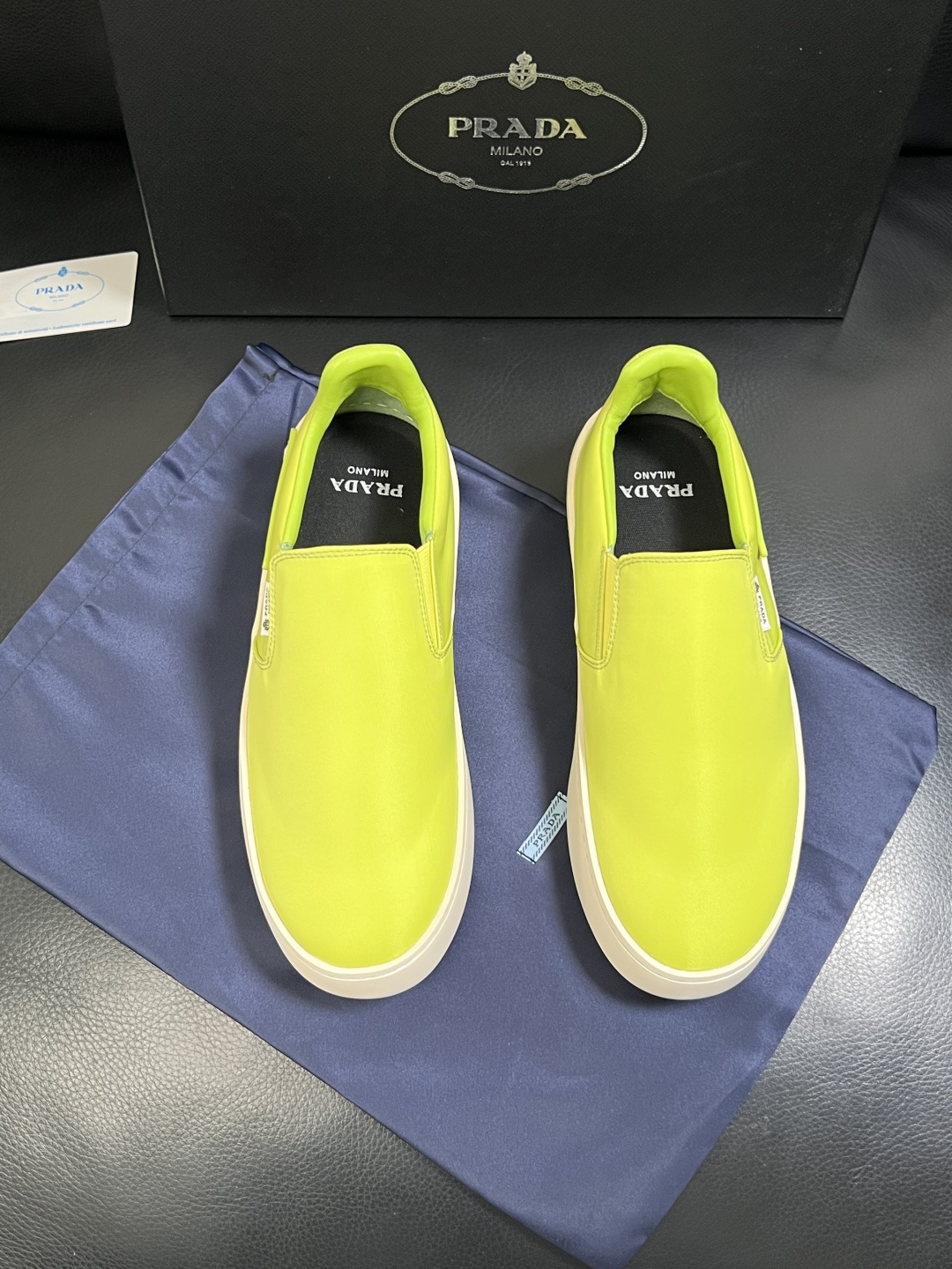 Prada  高品质  顶级工艺品，普拉达 专柜同步，原厂配置意大利进口牛皮拼布面料，进口牛皮内里垫，透