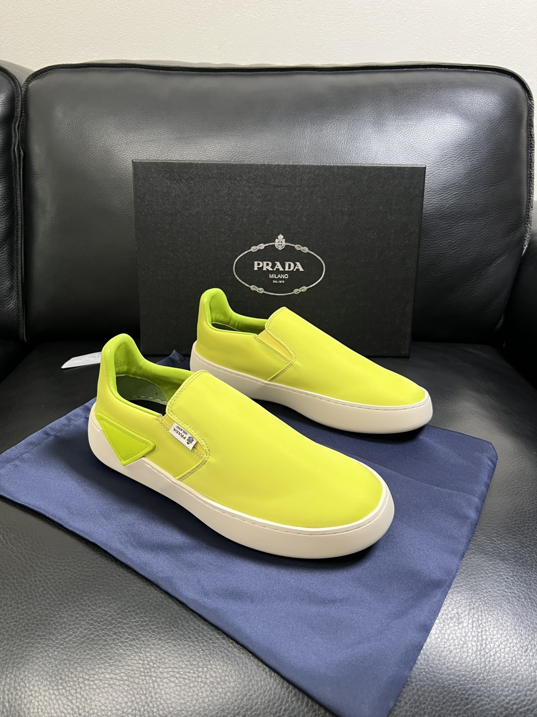 Prada  高品质  顶级工艺品，普拉达 专柜同步，原厂配置意大利进口牛皮拼布面料，进口牛皮内里垫，透