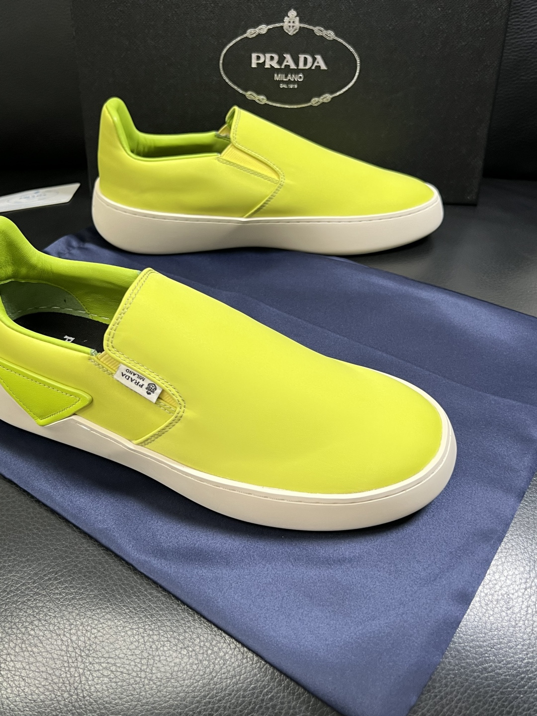 Prada  高品质  顶级工艺品，普拉达 专柜同步，原厂配置意大利进口牛皮拼布面料，进口牛皮内里垫，透