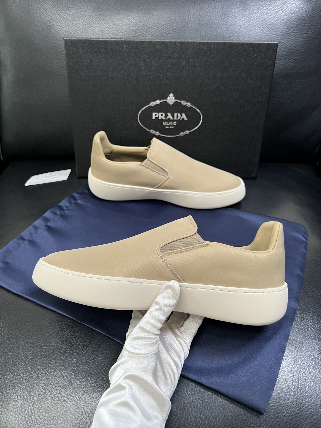 Prada  高品质  顶级工艺品，普拉达 专柜同步，原厂配置意大利进口牛皮拼布面料，进口牛皮内里垫，透