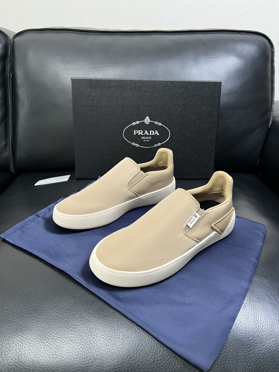 Prada  高品质  顶级工艺品，普拉达 专柜同步，原厂配置意大利进口牛皮拼布面料，进口牛皮内里垫，透
