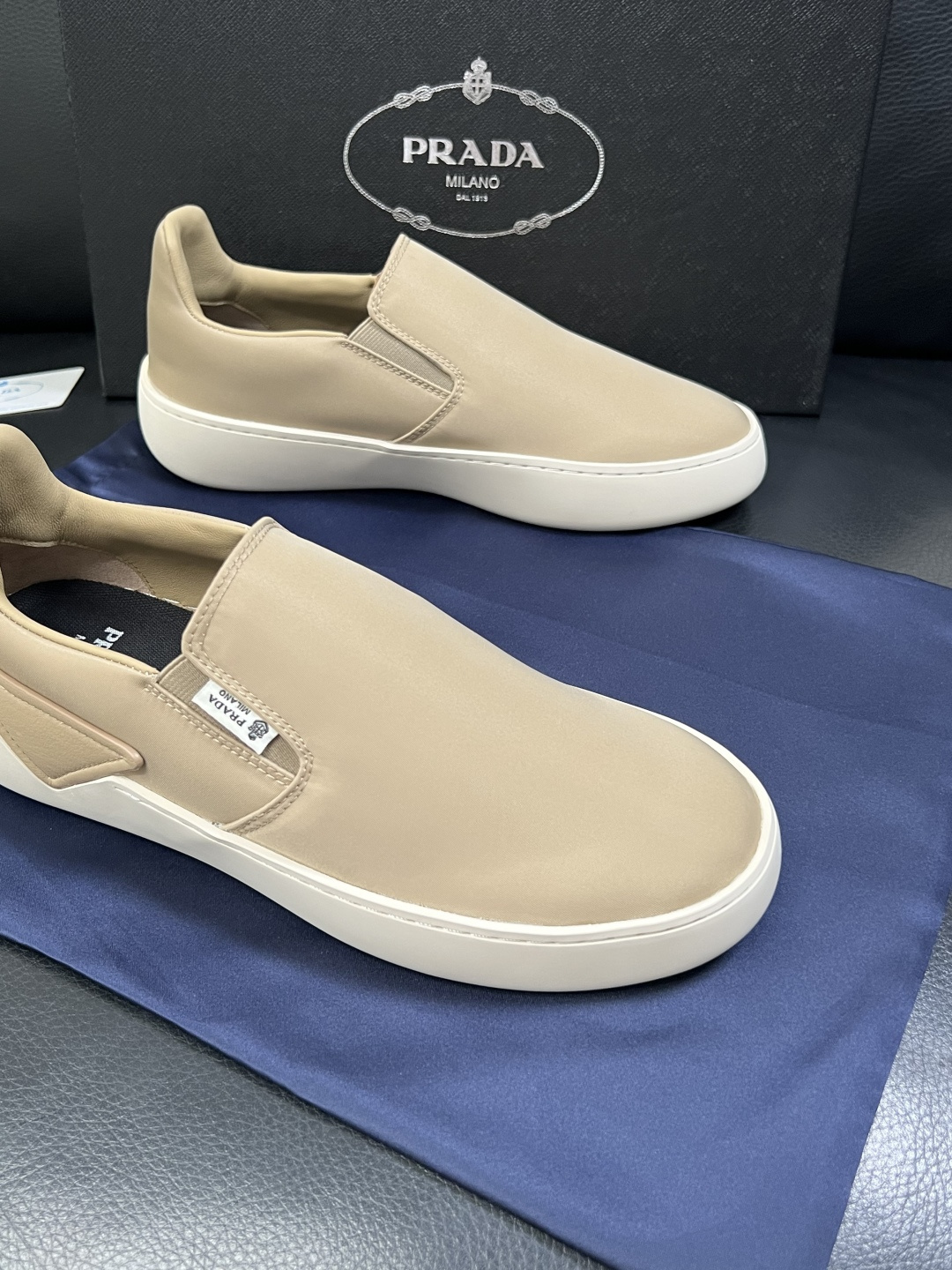 Prada  高品质  顶级工艺品，普拉达 专柜同步，原厂配置意大利进口牛皮拼布面料，进口牛皮内里垫，透