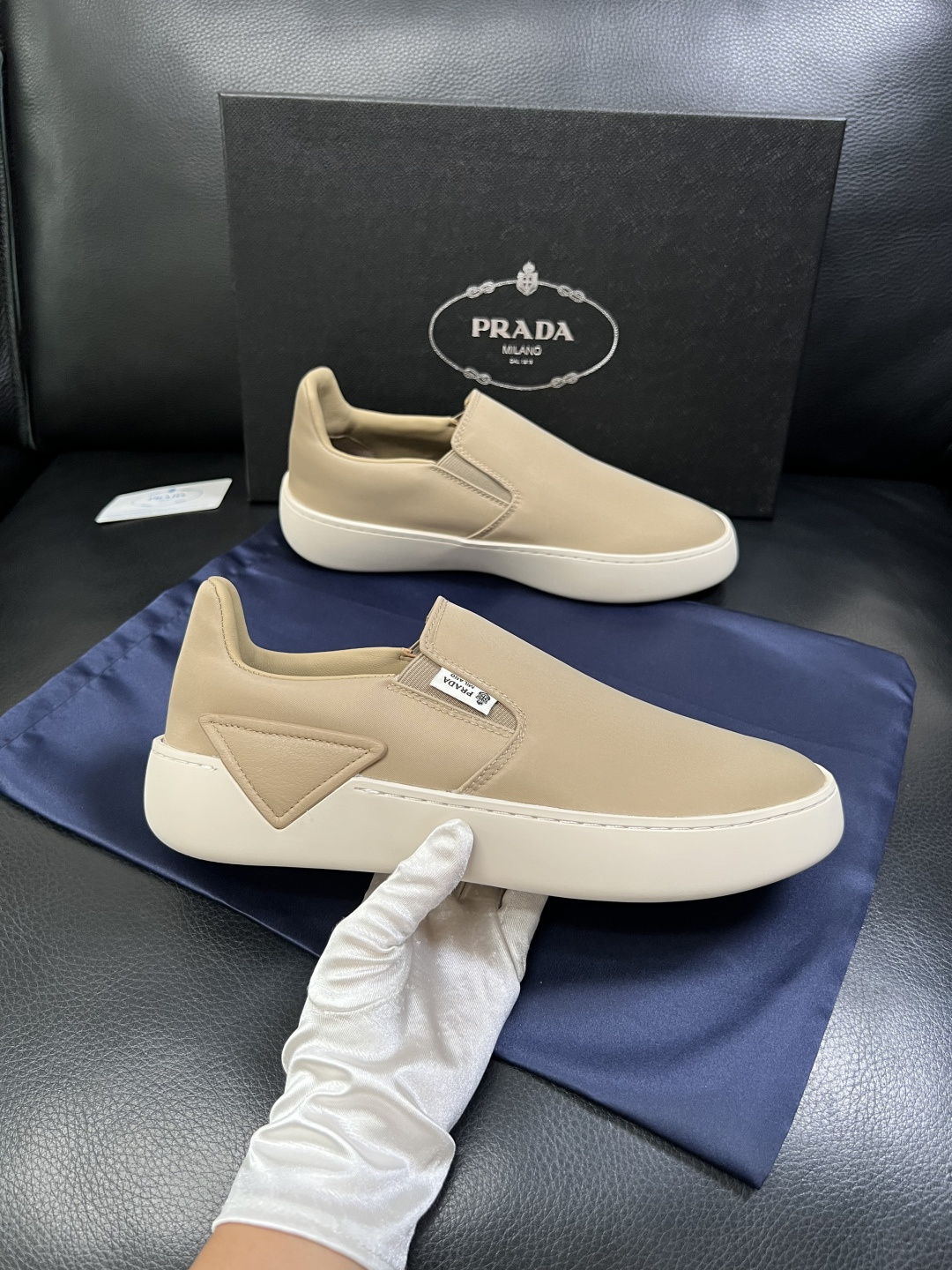 Prada  高品质  顶级工艺品，普拉达 专柜同步，原厂配置意大利进口牛皮拼布面料，进口牛皮内里垫，透