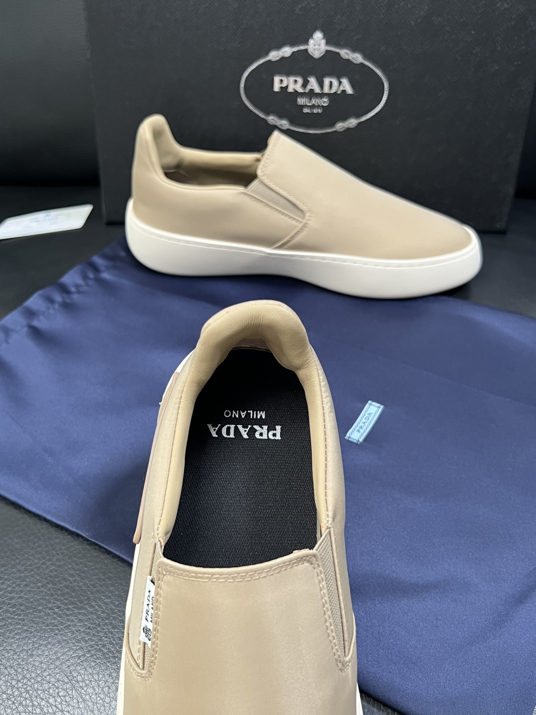 Prada  高品质  顶级工艺品，普拉达 专柜同步，原厂配置意大利进口牛皮拼布面料，进口牛皮内里垫，透
