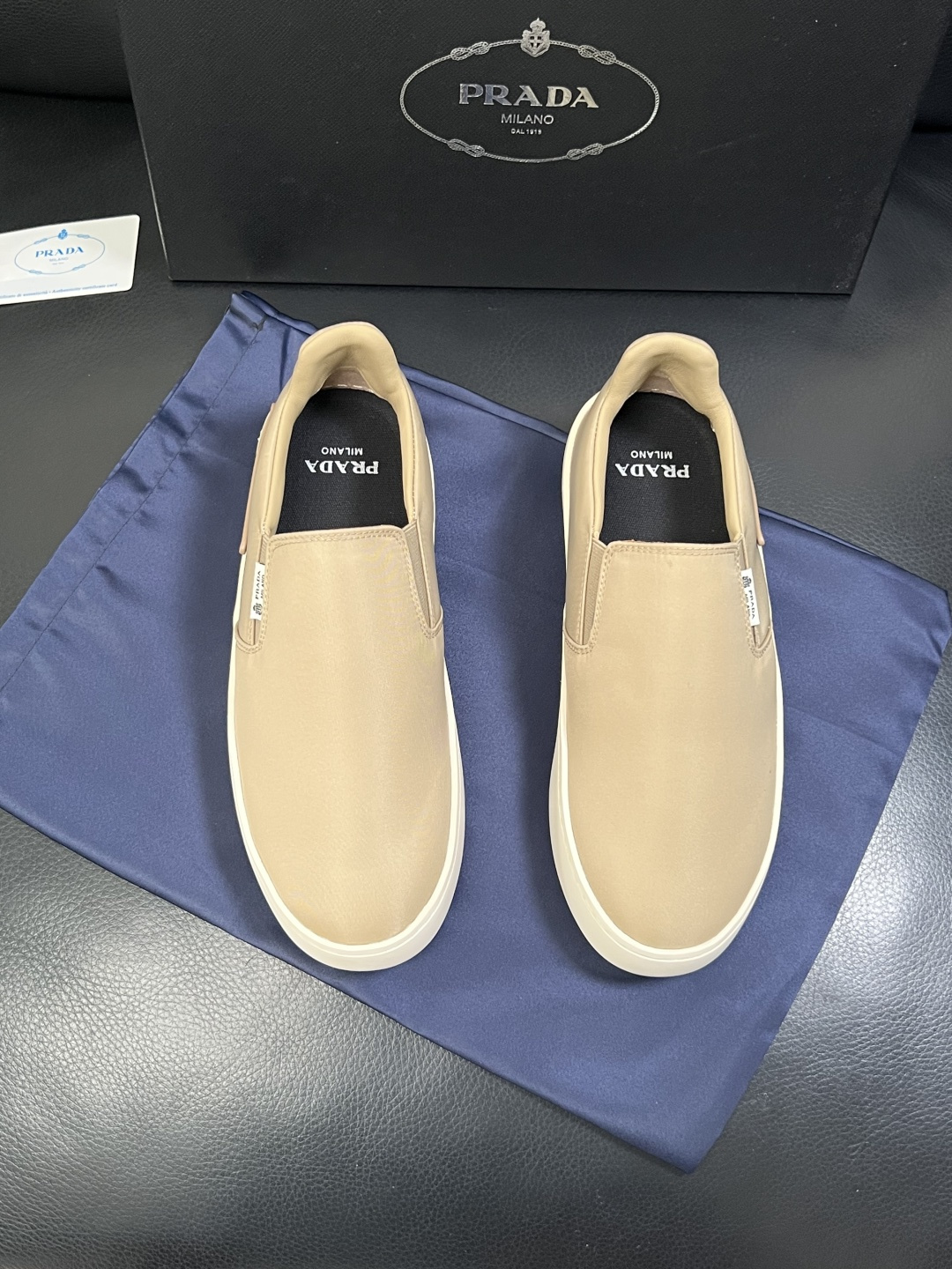 Prada  高品质  顶级工艺品，普拉达 专柜同步，原厂配置意大利进口牛皮拼布面料，进口牛皮内里垫，透