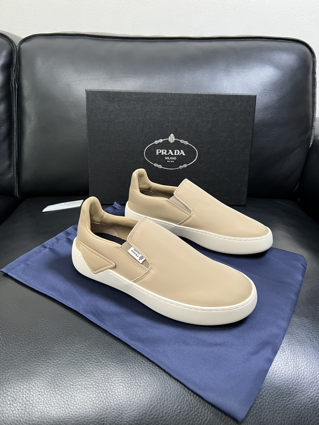 Prada  高品质  顶级工艺品，普拉达 专柜同步，原厂配置意大利进口牛皮拼布面料，进口牛皮内里垫，透