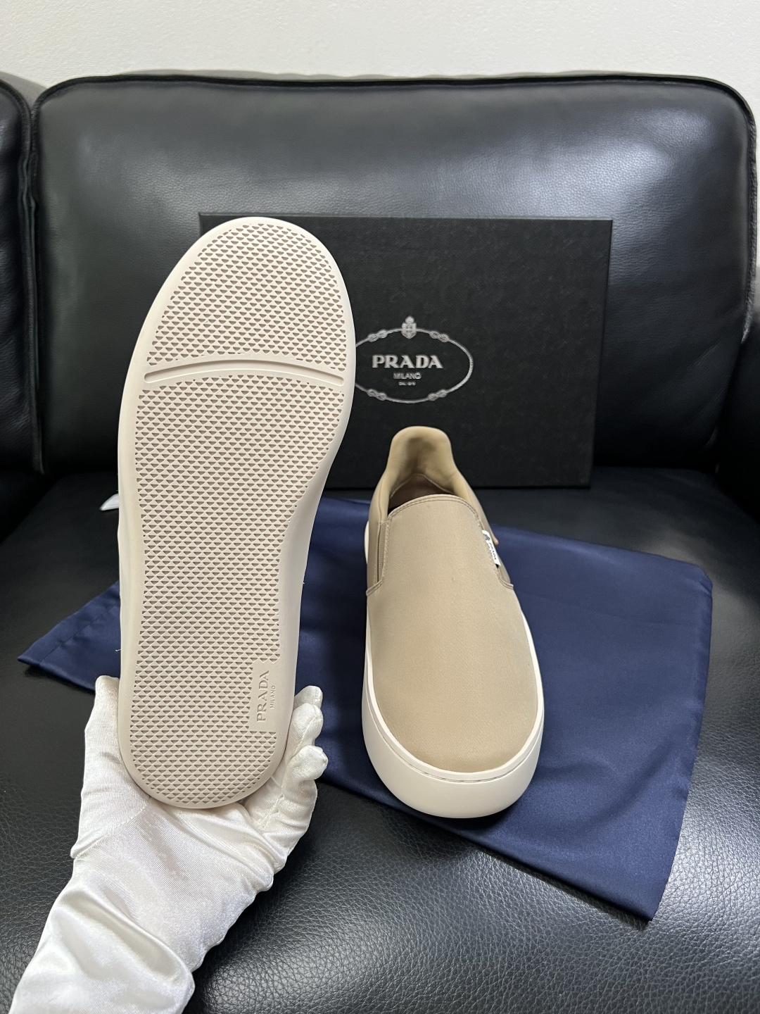 Prada  高品质  顶级工艺品，普拉达 专柜同步，原厂配置意大利进口牛皮拼布面料，进口牛皮内里垫，透
