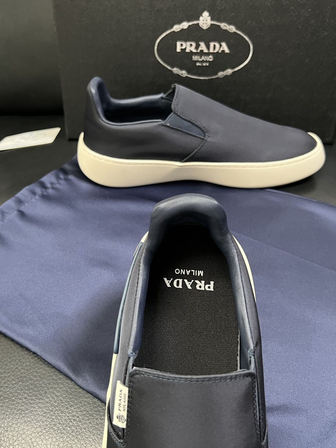 Prada  高品质  顶级工艺品，普拉达 专柜同步，原厂配置意大利进口牛皮拼布面料，进口牛皮内里垫，透