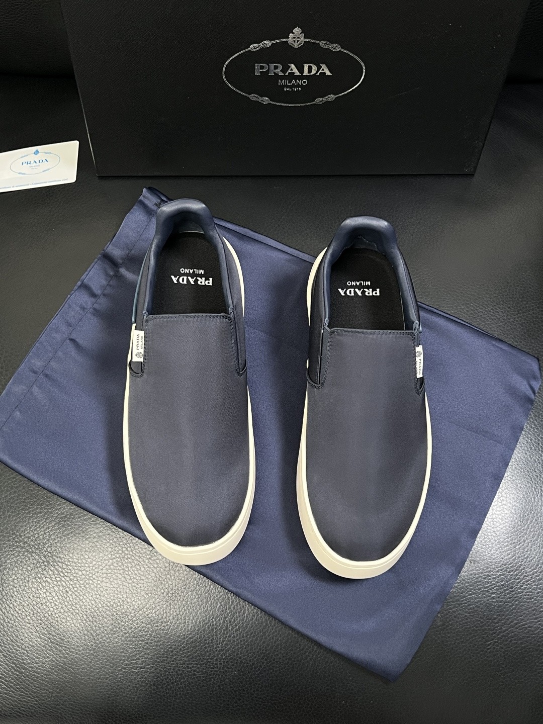 Prada  高品质  顶级工艺品，普拉达 专柜同步，原厂配置意大利进口牛皮拼布面料，进口牛皮内里垫，透