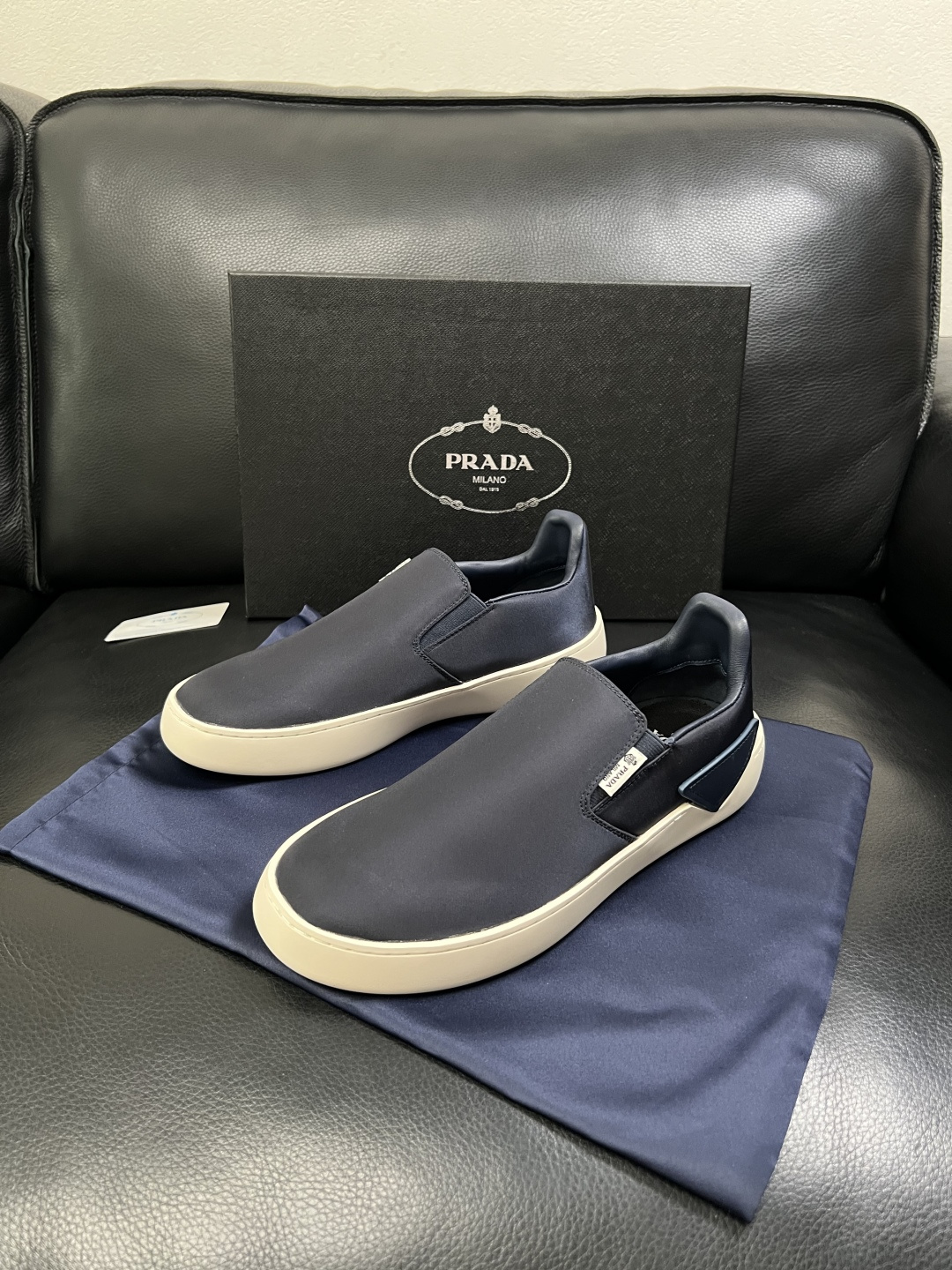 Prada  高品质  顶级工艺品，普拉达 专柜同步，原厂配置意大利进口牛皮拼布面料，进口牛皮内里垫，透