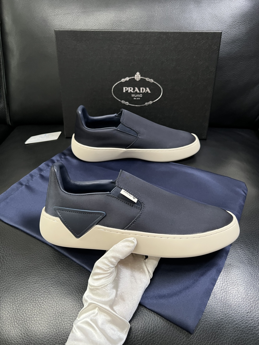 Prada  高品质  顶级工艺品，普拉达 专柜同步，原厂配置意大利进口牛皮拼布面料，进口牛皮内里垫，透