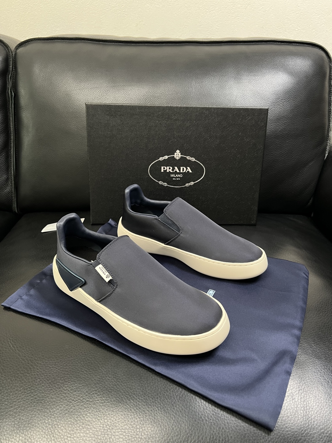 Prada  高品质  顶级工艺品，普拉达 专柜同步，原厂配置意大利进口牛皮拼布面料，进口牛皮内里垫，透