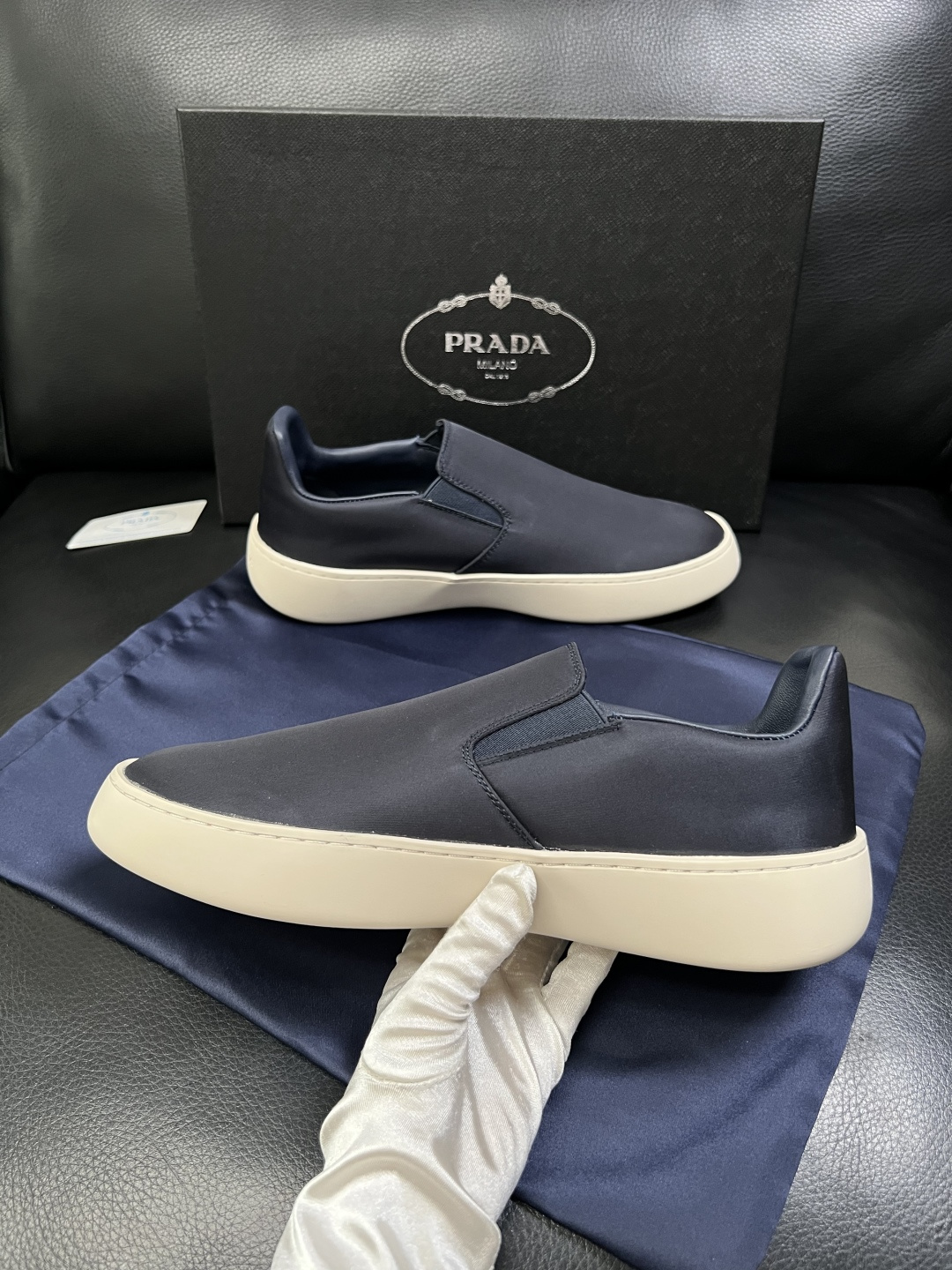 Prada  高品质  顶级工艺品，普拉达 专柜同步，原厂配置意大利进口牛皮拼布面料，进口牛皮内里垫，透