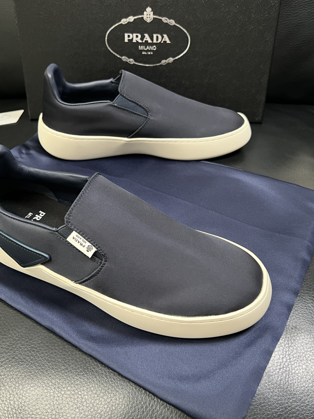 Prada  高品质  顶级工艺品，普拉达 专柜同步，原厂配置意大利进口牛皮拼布面料，进口牛皮内里垫，透