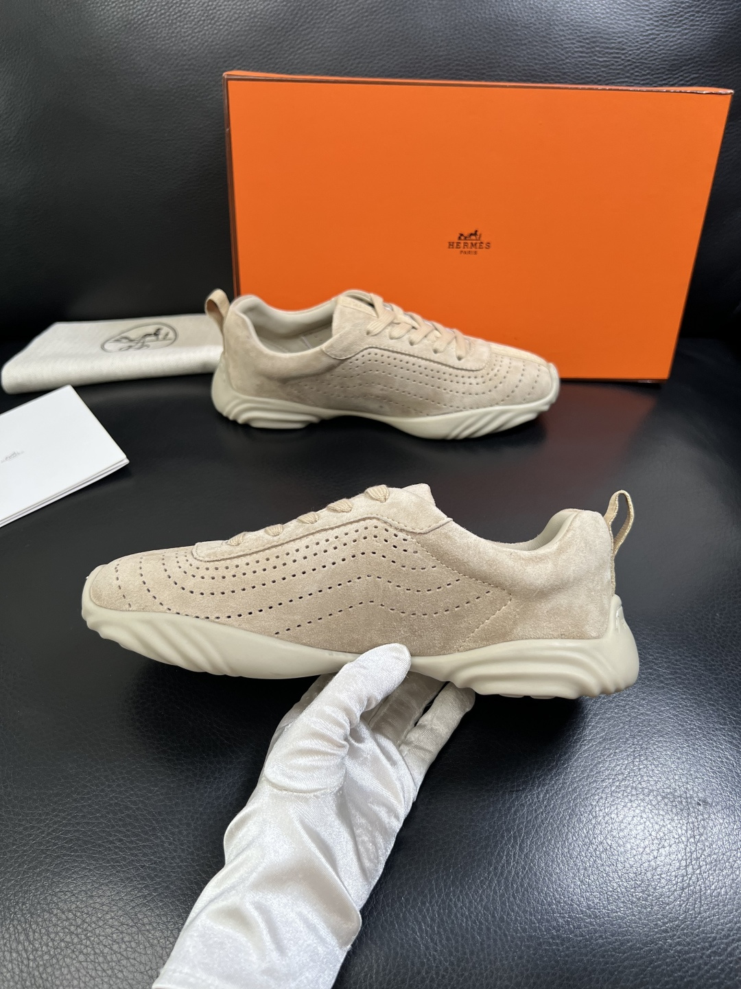 Hermes  高品质  顶级工艺品  爱马仕 专柜同步发售原厂配置，意大利进口原版牛皮面料，高品质拼接