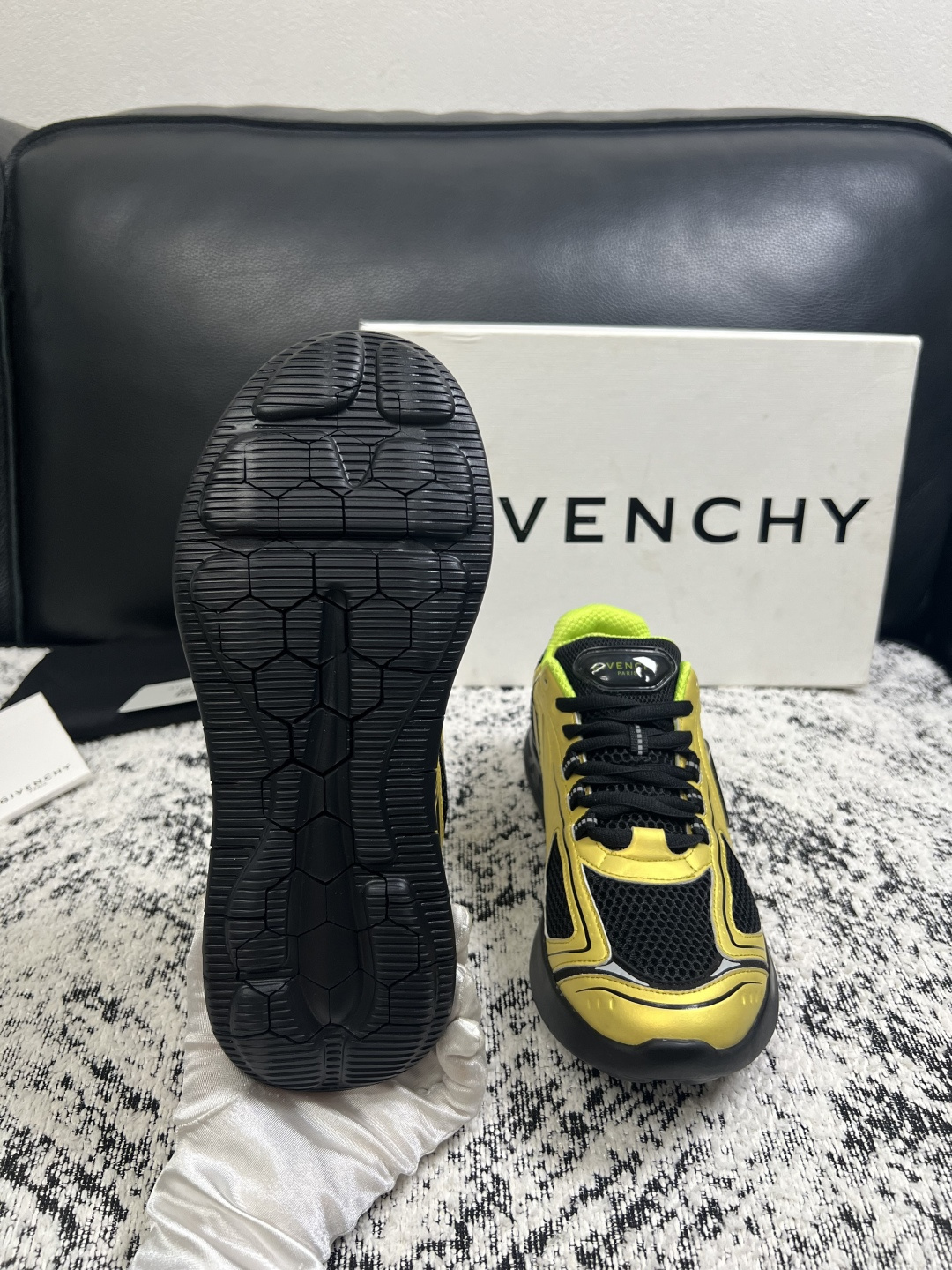 Givenchy 高品质  顶级工艺品  纪梵希 专柜同步原厂配置，意大利进口牛皮搭配网布面料，全鞋配件