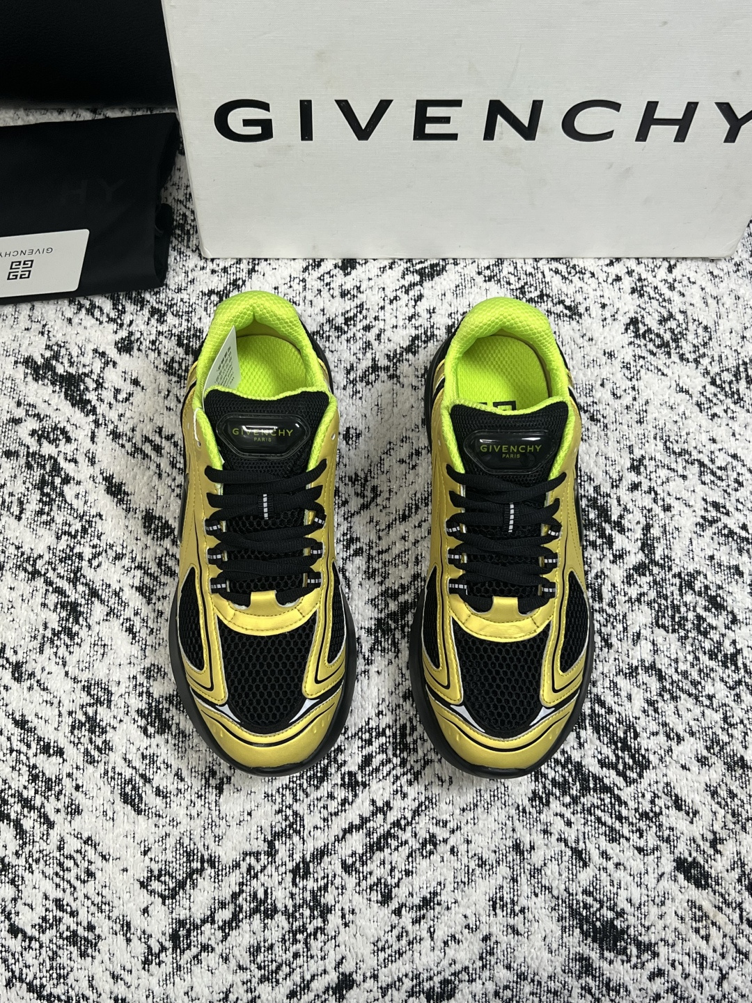 Givenchy 高品质  顶级工艺品  纪梵希 专柜同步原厂配置，意大利进口牛皮搭配网布面料，全鞋配件