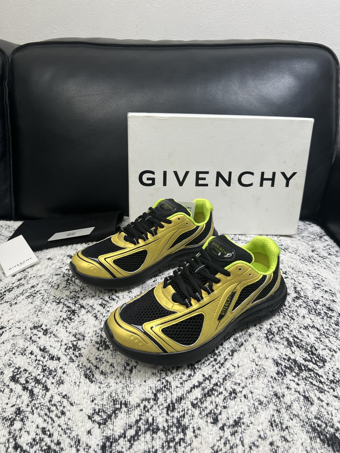 Givenchy 高品质  顶级工艺品  纪梵希 专柜同步原厂配置，意大利进口牛皮搭配网布面料，全鞋配件