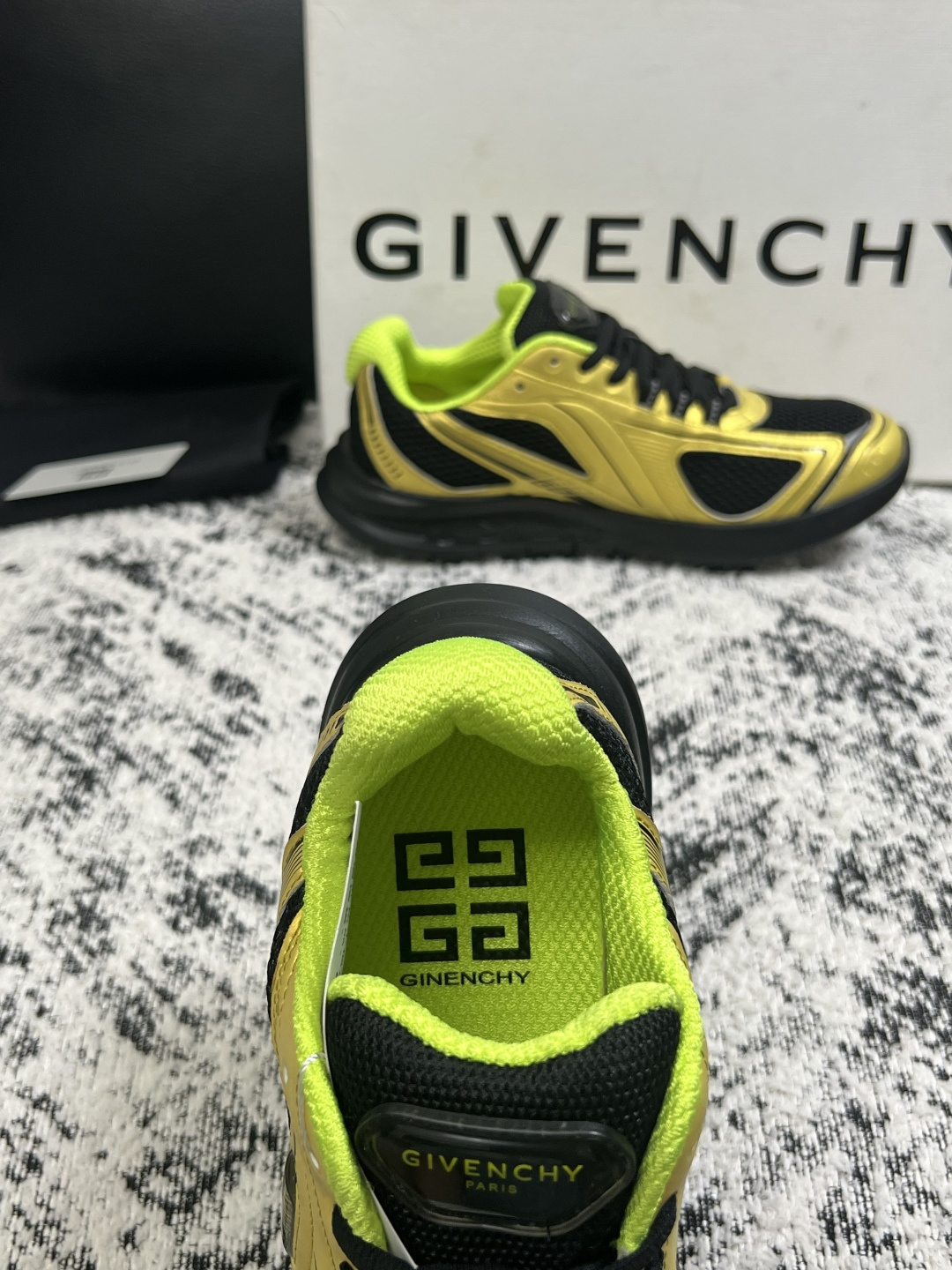 Givenchy 高品质  顶级工艺品  纪梵希 专柜同步原厂配置，意大利进口牛皮搭配网布面料，全鞋配件