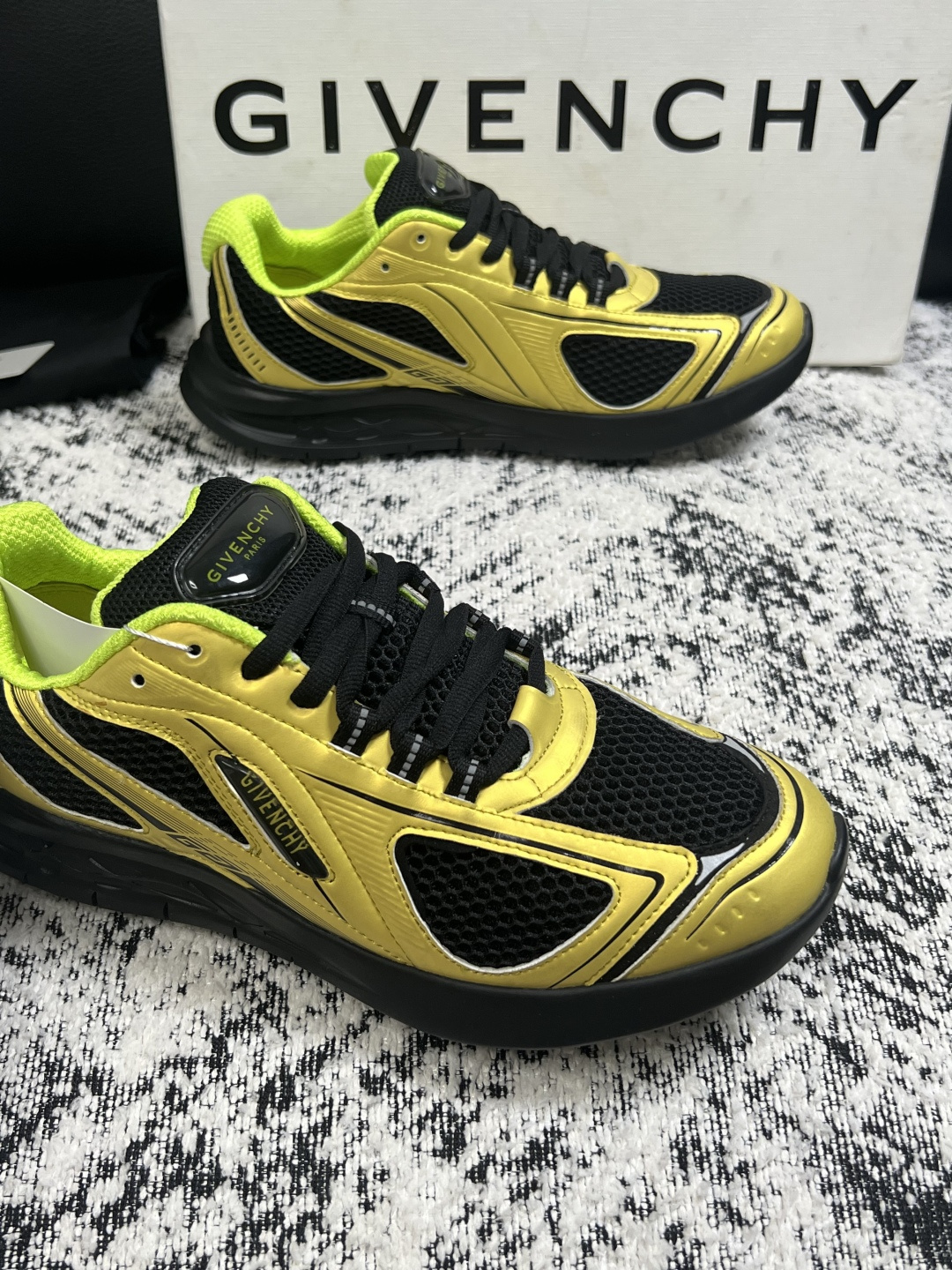 Givenchy 高品质  顶级工艺品  纪梵希 专柜同步原厂配置，意大利进口牛皮搭配网布面料，全鞋配件