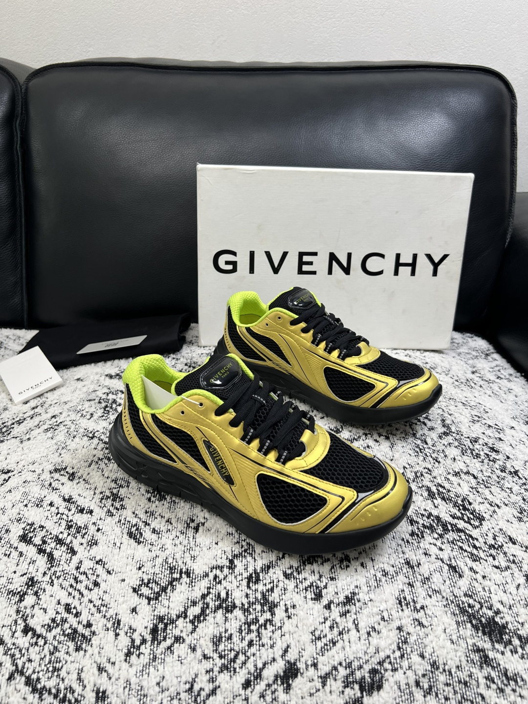 Givenchy 高品质  顶级工艺品  纪梵希 专柜同步原厂配置，意大利进口牛皮搭配网布面料，全鞋配件