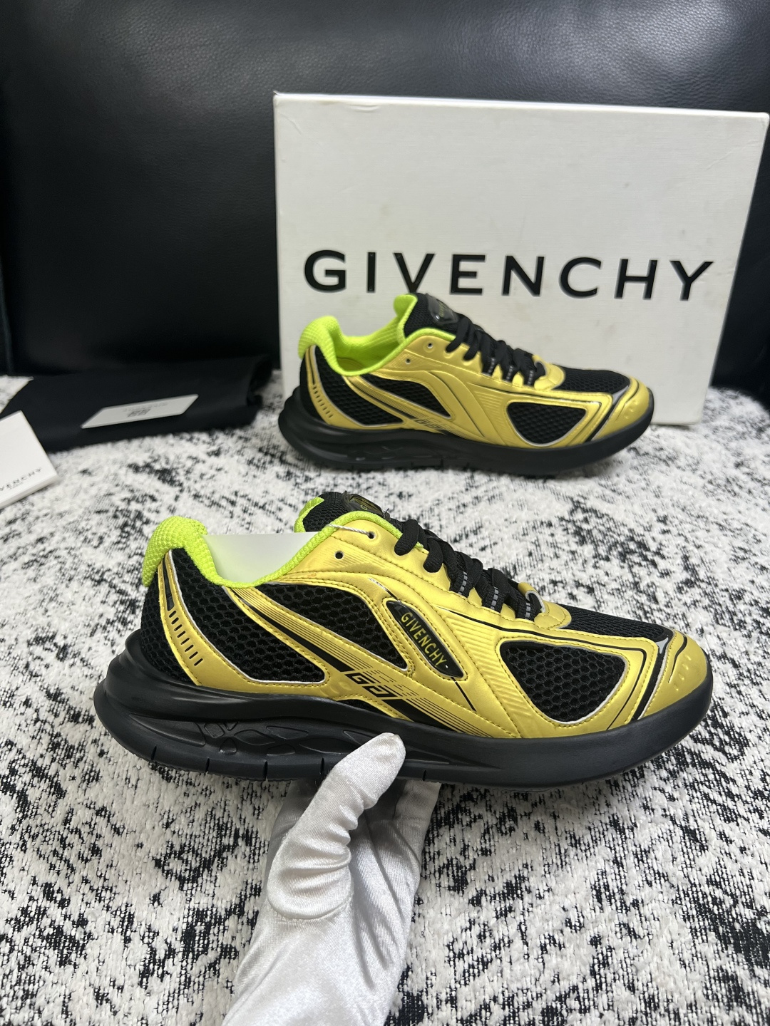 Givenchy 高品质  顶级工艺品  纪梵希 专柜同步原厂配置，意大利进口牛皮搭配网布面料，全鞋配件