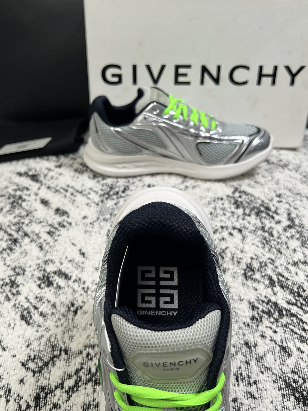 Givenchy 高品质  顶级工艺品  纪梵希 专柜同步原厂配置，意大利进口牛皮搭配网布面料，全鞋配件