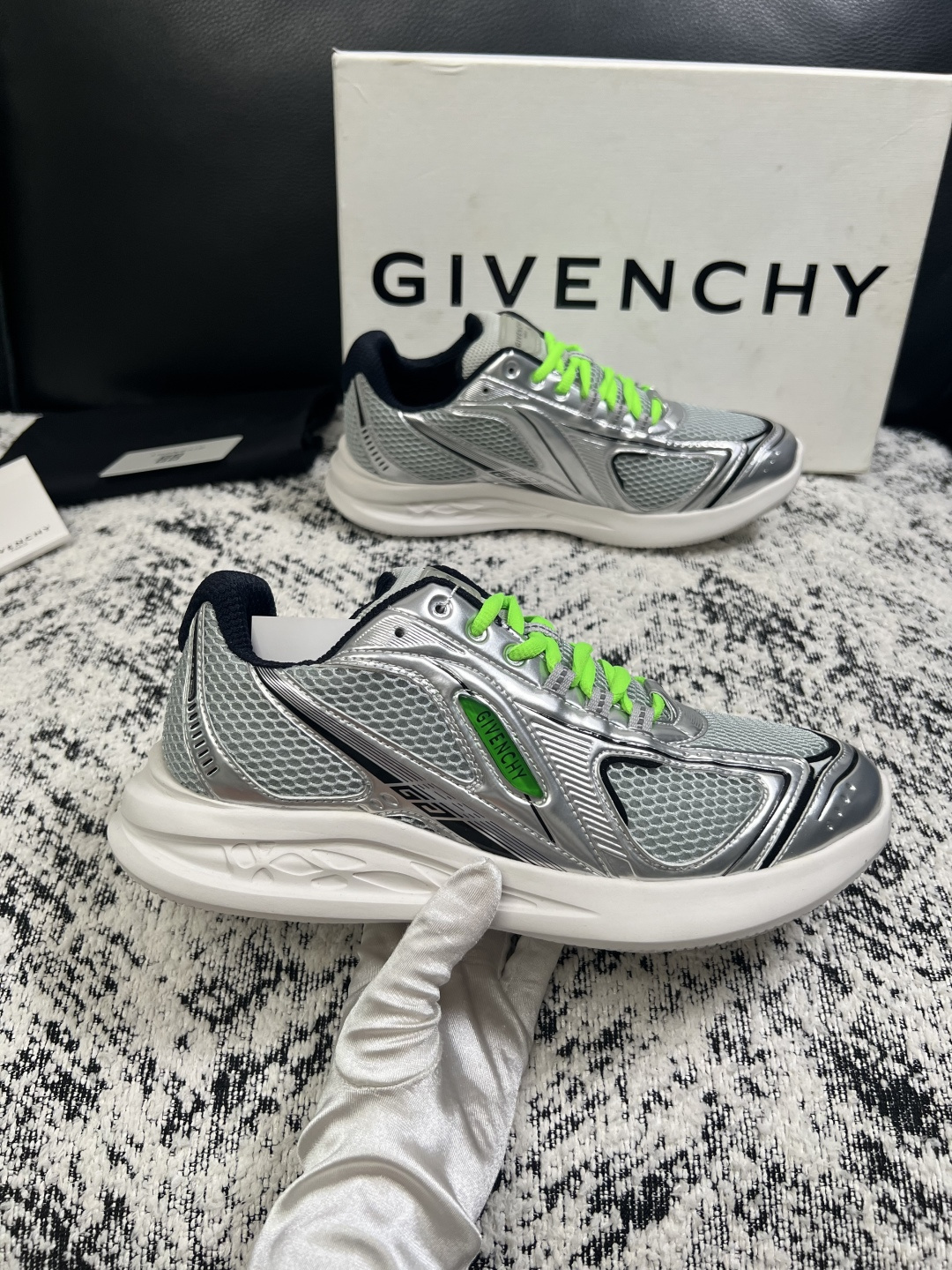 Givenchy 高品质  顶级工艺品  纪梵希 专柜同步原厂配置，意大利进口牛皮搭配网布面料，全鞋配件