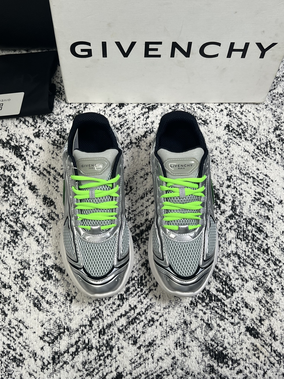 Givenchy 高品质  顶级工艺品  纪梵希 专柜同步原厂配置，意大利进口牛皮搭配网布面料，全鞋配件
