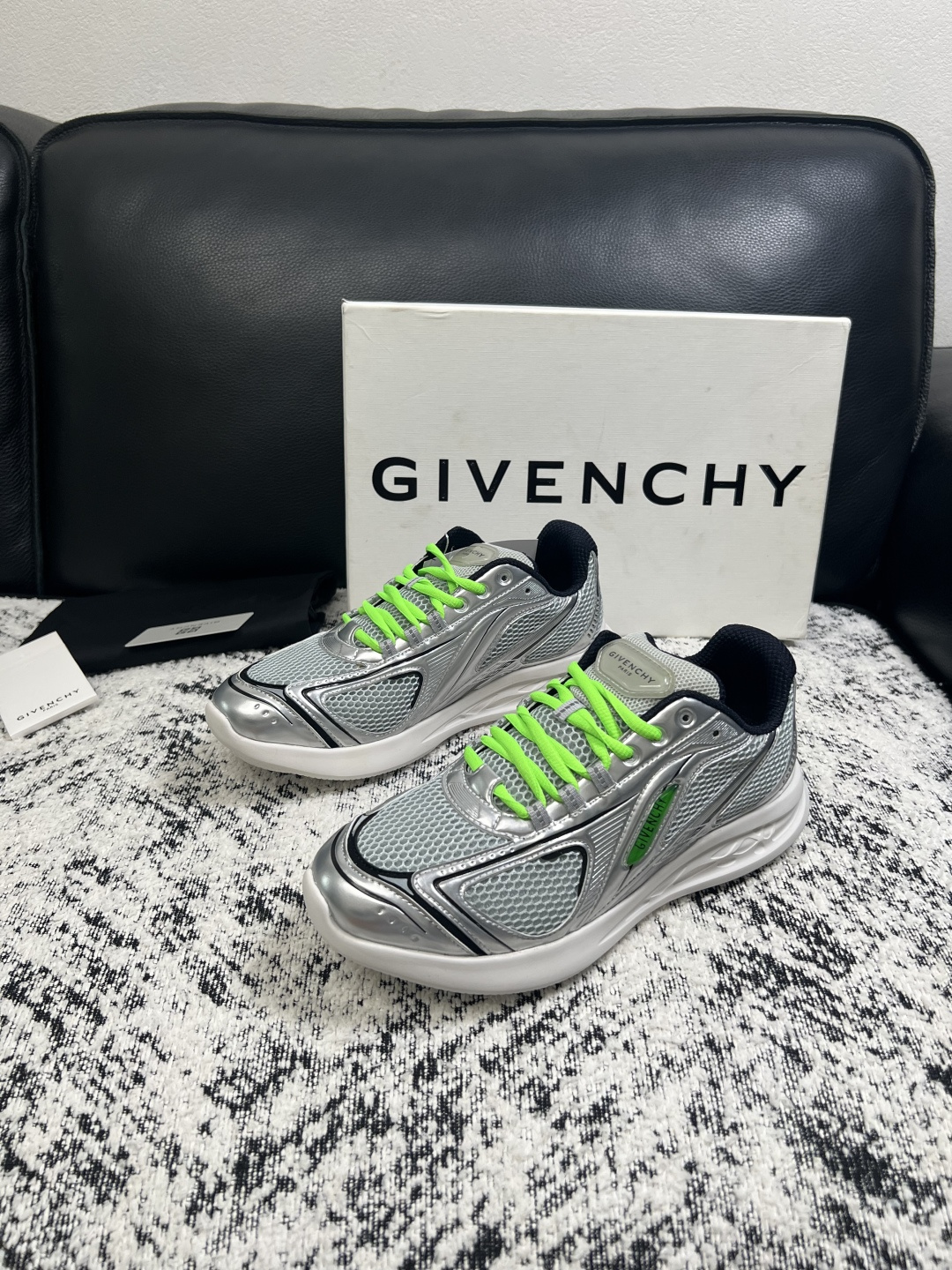 Givenchy 高品质  顶级工艺品  纪梵希 专柜同步原厂配置，意大利进口牛皮搭配网布面料，全鞋配件