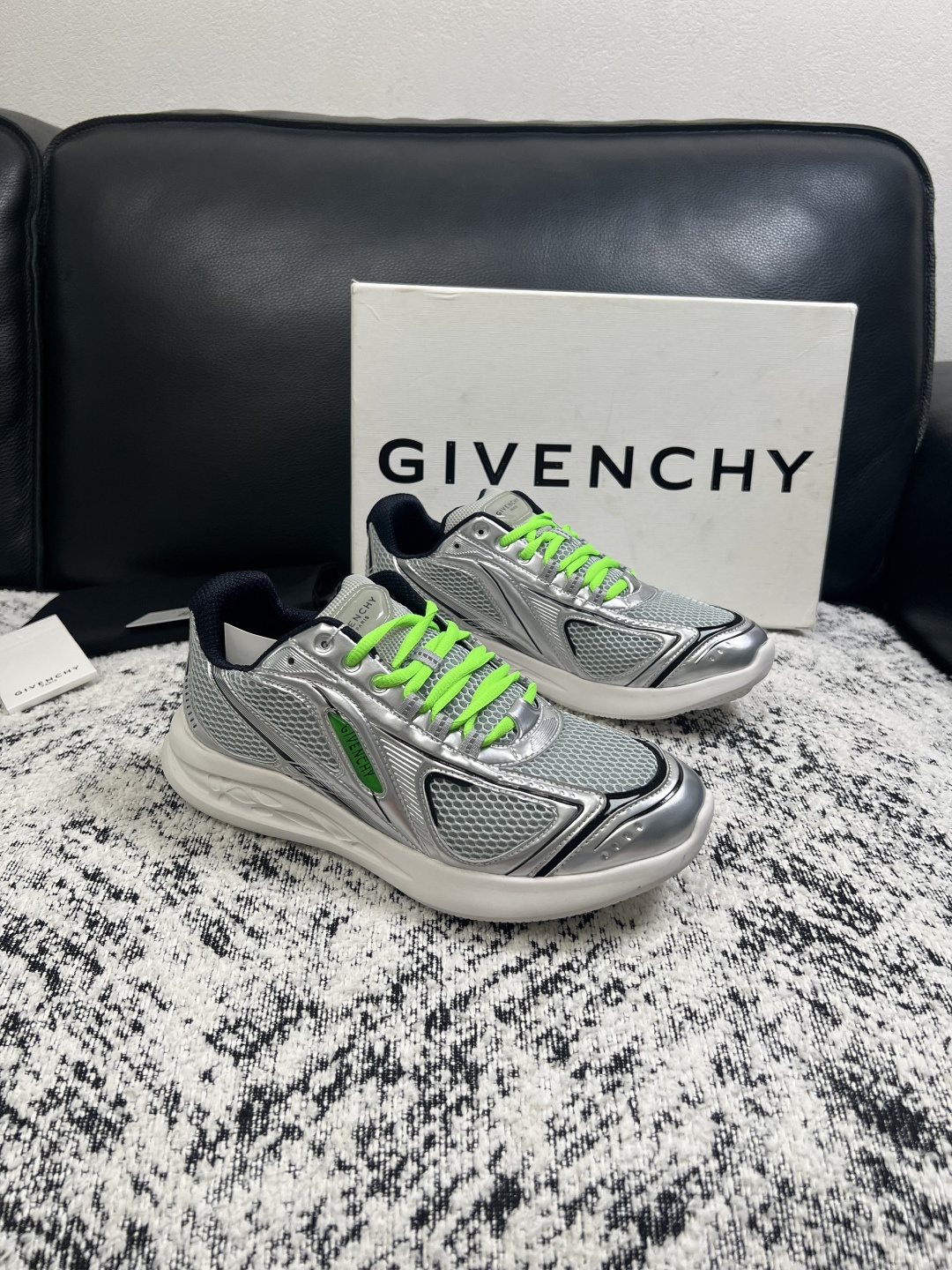 Givenchy 高品质  顶级工艺品  纪梵希 专柜同步原厂配置，意大利进口牛皮搭配网布面料，全鞋配件