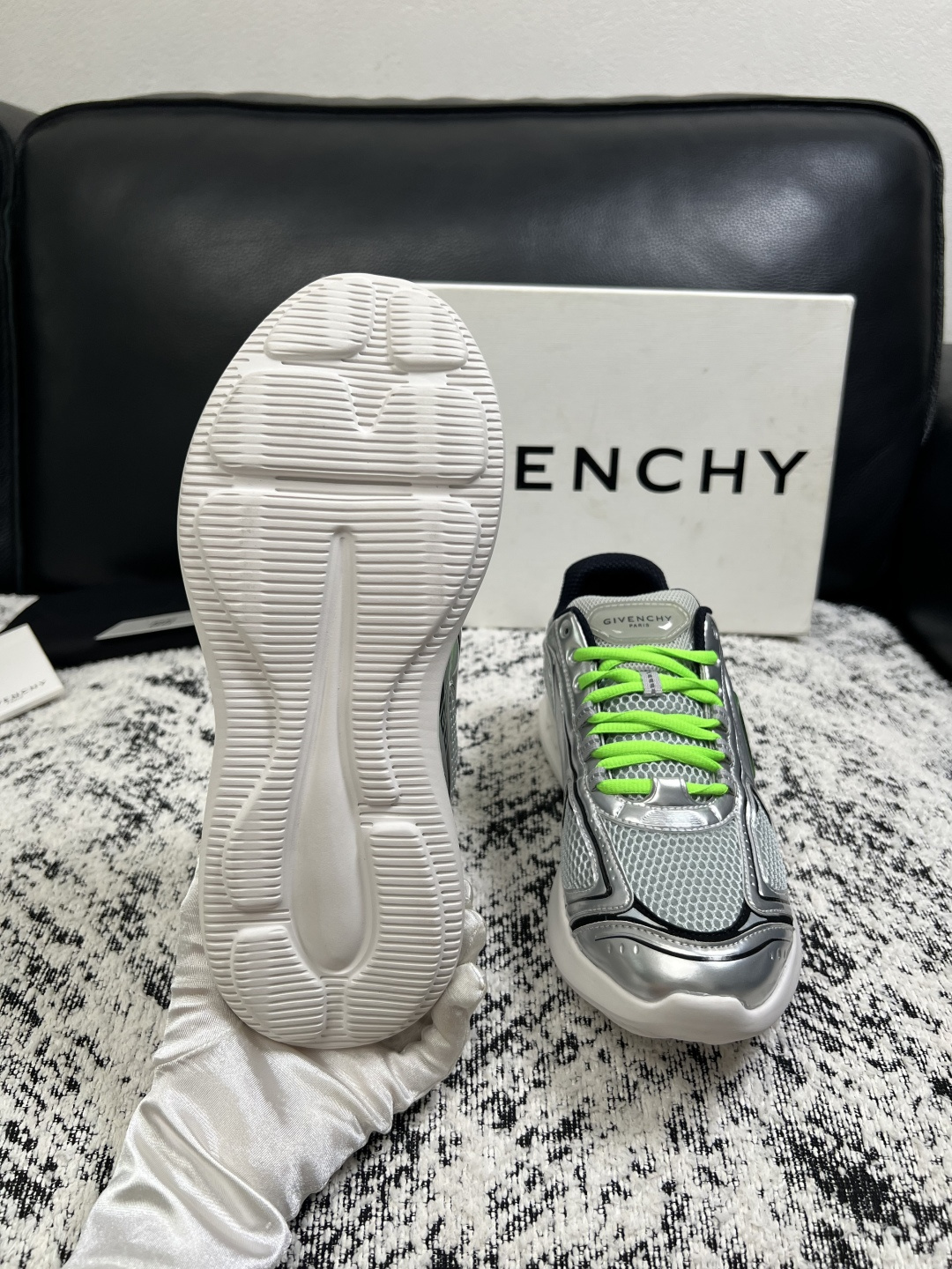 Givenchy 高品质  顶级工艺品  纪梵希 专柜同步原厂配置，意大利进口牛皮搭配网布面料，全鞋配件