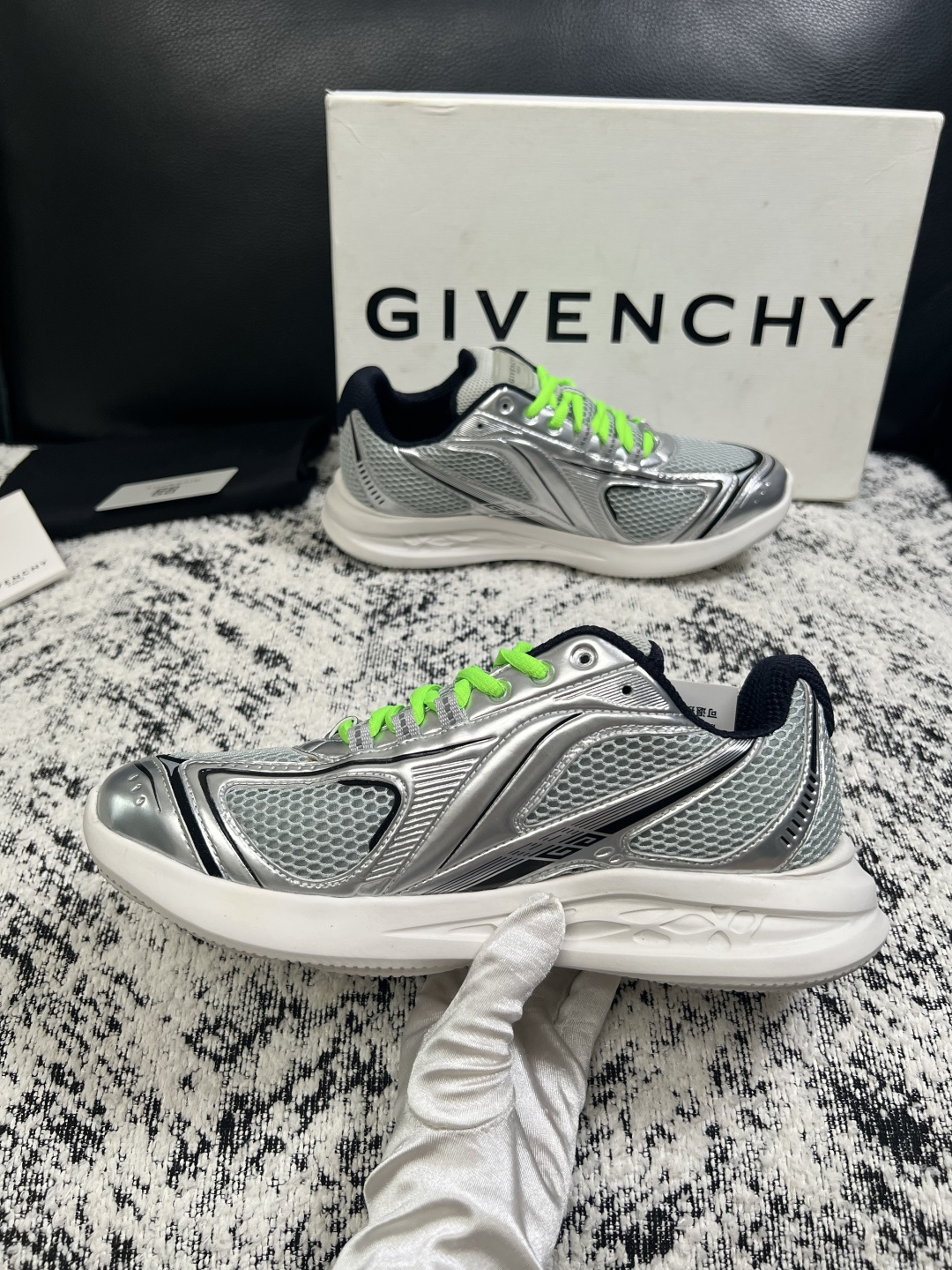 Givenchy 高品质  顶级工艺品  纪梵希 专柜同步原厂配置，意大利进口牛皮搭配网布面料，全鞋配件