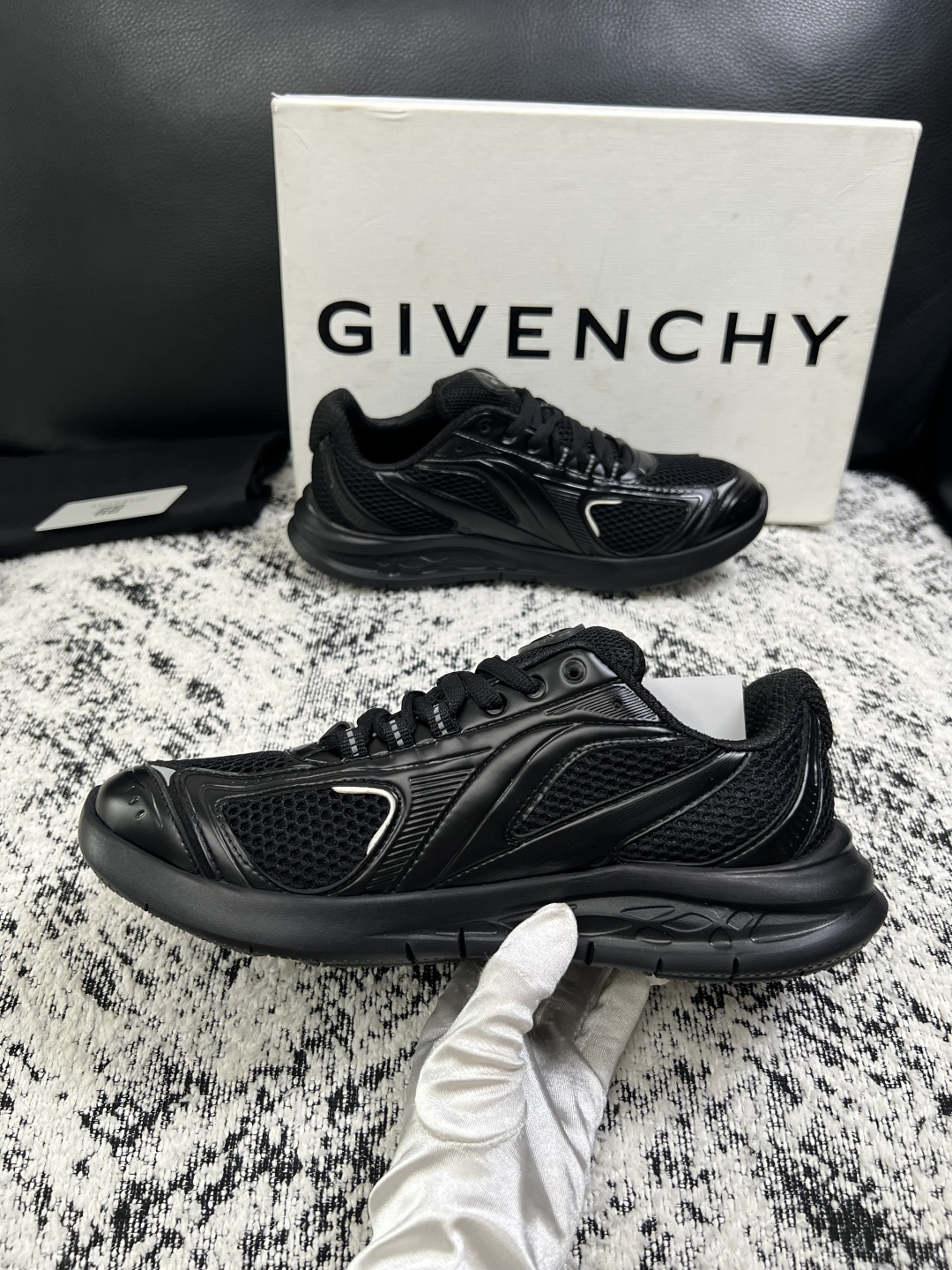 Givenchy 高品质  顶级工艺品  纪梵希 专柜同步原厂配置，意大利进口牛皮搭配网布面料，全鞋配件