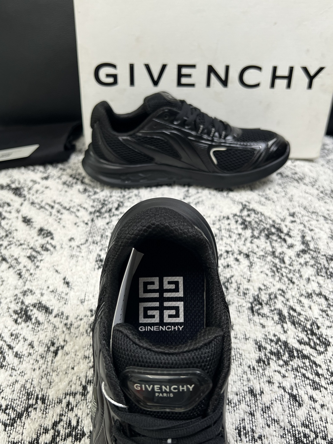 Givenchy 高品质  顶级工艺品  纪梵希 专柜同步原厂配置，意大利进口牛皮搭配网布面料，全鞋配件