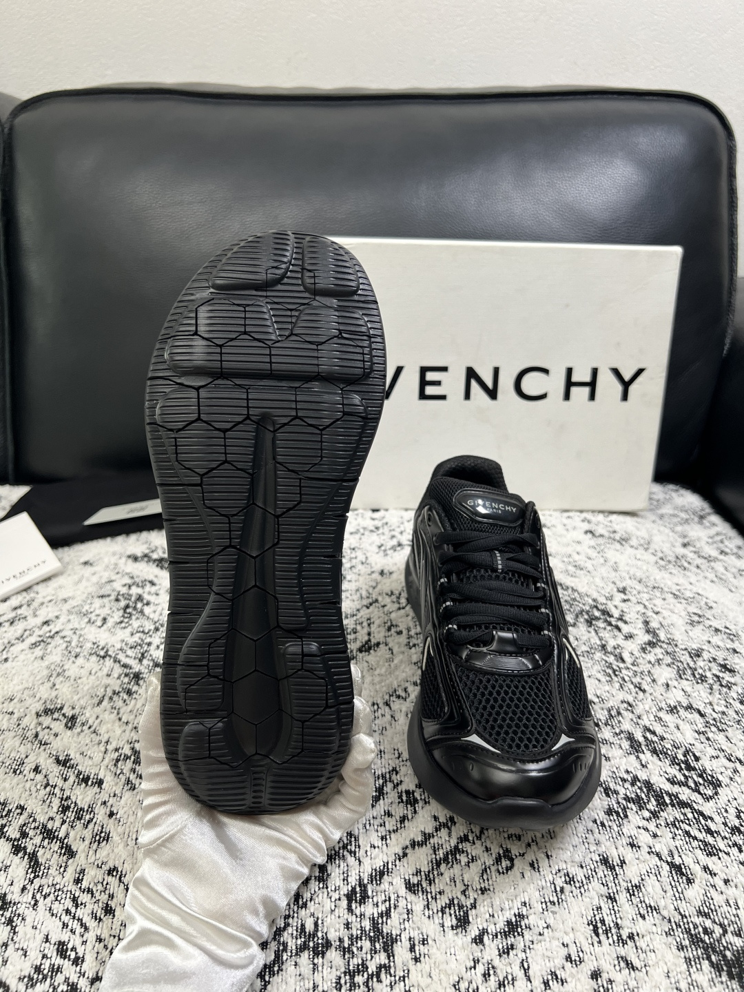 Givenchy 高品质  顶级工艺品  纪梵希 专柜同步原厂配置，意大利进口牛皮搭配网布面料，全鞋配件