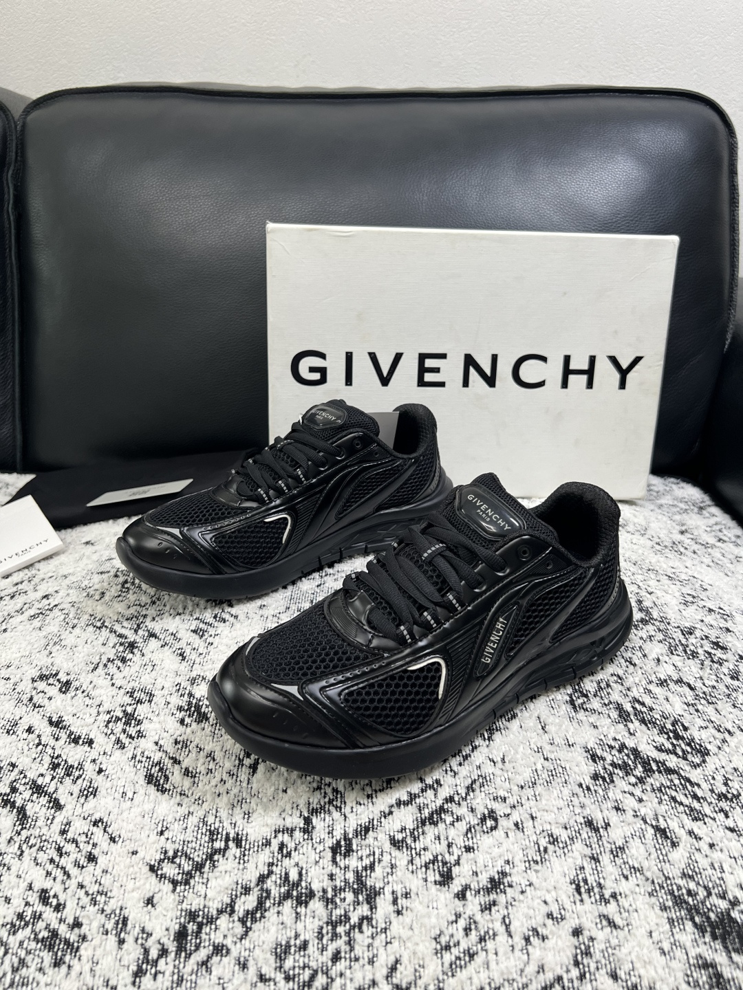 Givenchy 高品质  顶级工艺品  纪梵希 专柜同步原厂配置，意大利进口牛皮搭配网布面料，全鞋配件